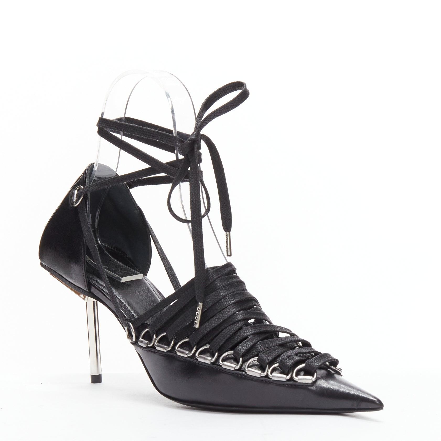 new BALENCIAGA Corset black leather silver buckles laced pump EU36
Reference: TGAS/D00595
Brand: Balenciaga
Designer: Demna
Model: Corset
Collection: Runway
Material: Leather
Color: Black, Silver
Pattern: Solid
Closure: Lace Up
Lining: Black