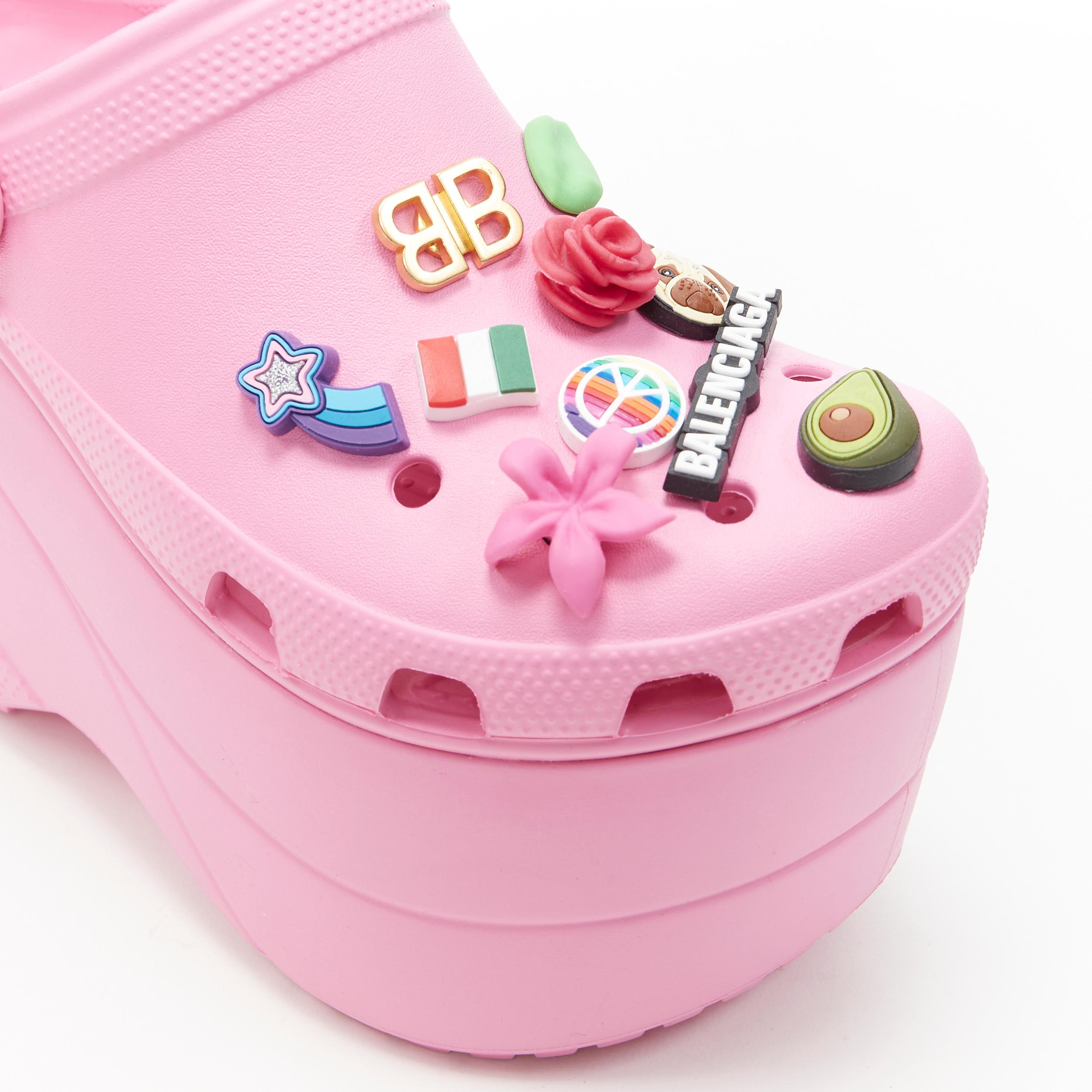 new BALENCIAGA CROCS 2018 Rose Bon Bon pink gibbet platform sandals EU35 
Reference: TGAS/B01582 
Brand: Balenciaga 
Designer: Demna Gvasalia 
Model: Platform Crocs 
Collection: Spring Summer 2018 Runway 
Material: Rubber
Color: Pink 
Pattern: Solid