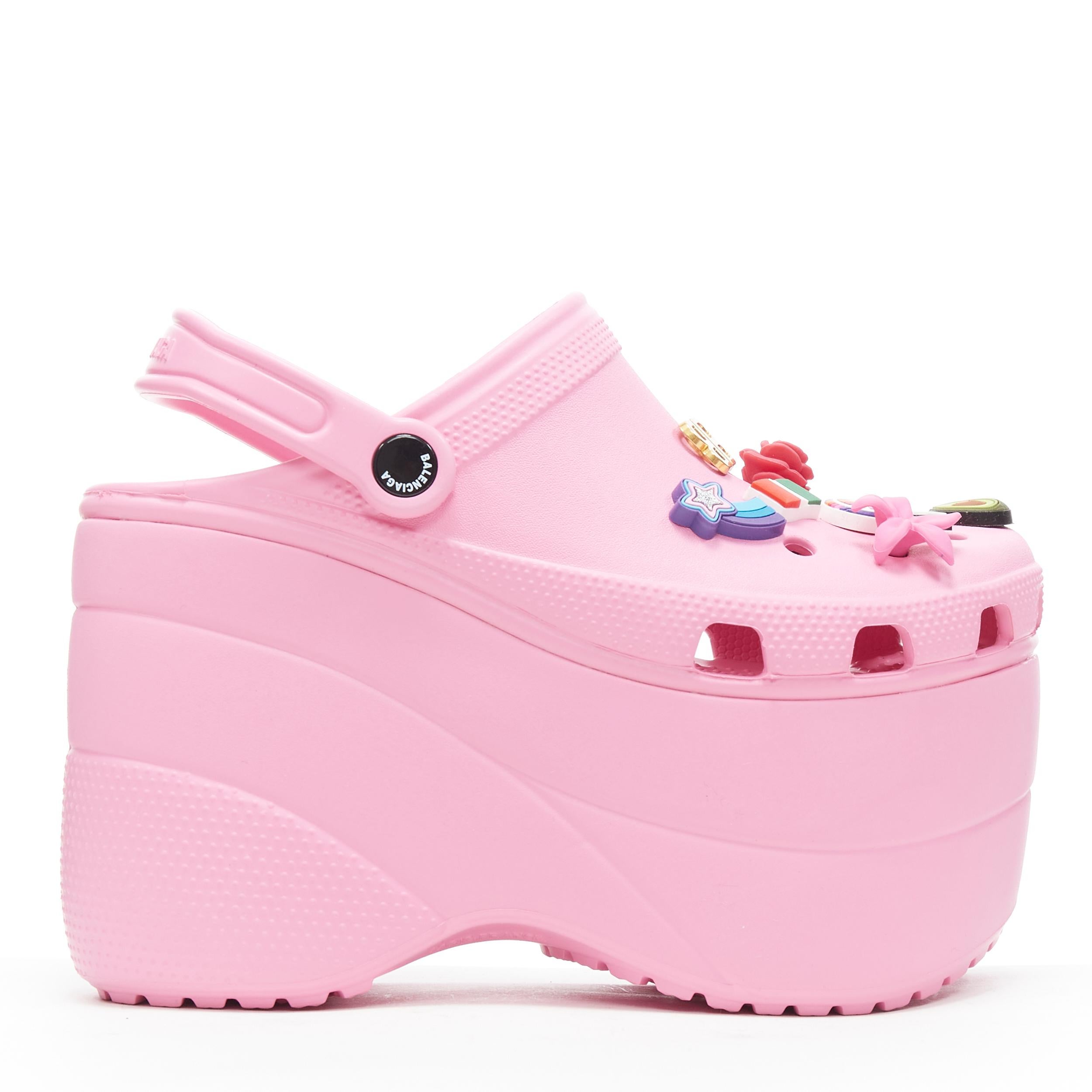 new BALENCIAGA CROCS 2018 Rose Bon Bon pink gibbet platform sandals EU36 
Reference: TGAS/B01561 
Brand: Balenciaga 
Designer: Demna Gvasalia 
Model: Platform Crocs 
Collection: Spring Summer 2018 Runway 
Material: Rubber 
Color: Pinnk 
Pattern: