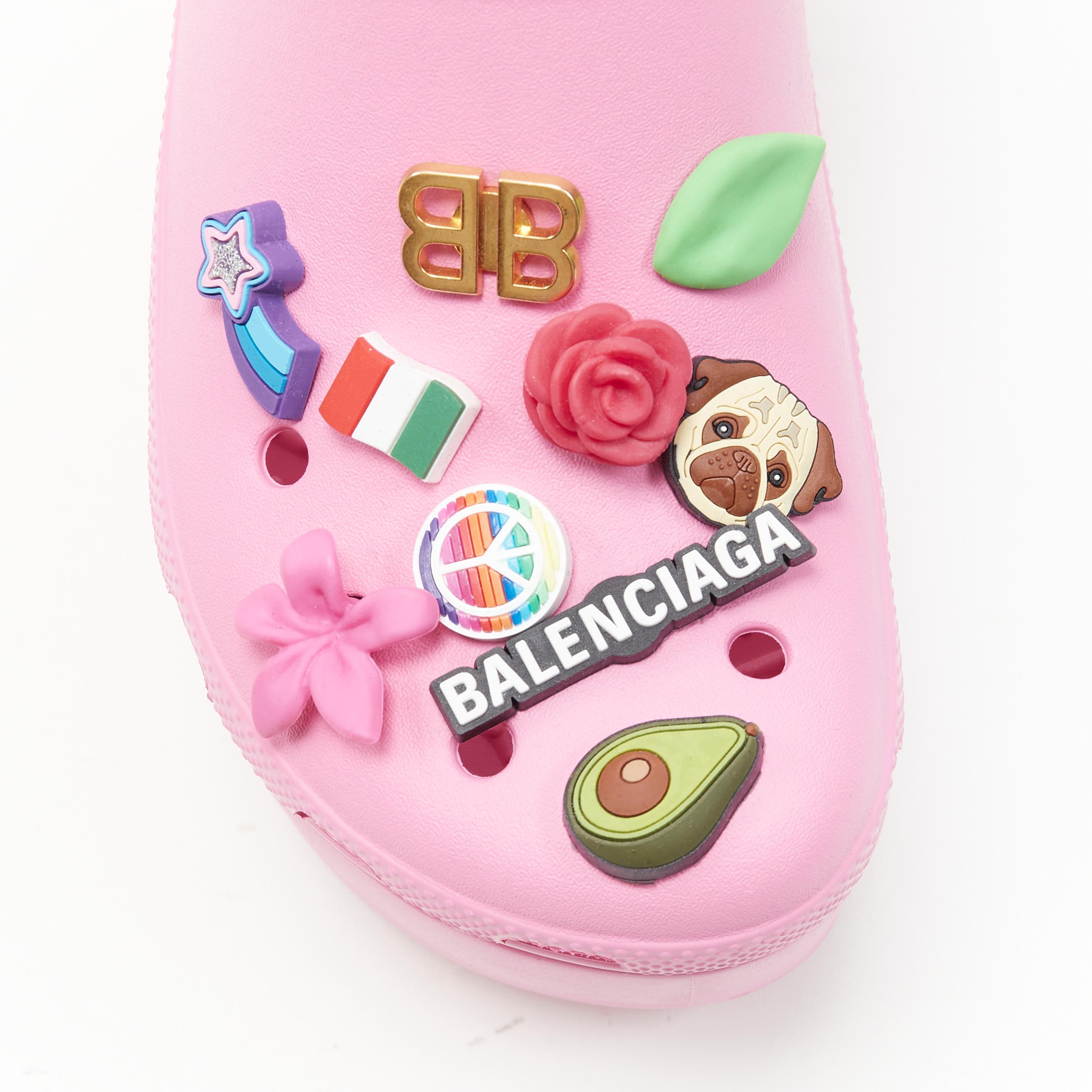 new BALENCIAGA CROCS 2018 Rose Bon Bon pink gibbet platform sandals EU37 
Reference: TGAS/B01586 
Brand: Balenciaga 
Designer: Demna Gvasalia 
Model: Platform Crocs 
Collection: Spring Summer 2018 Runway 
Material: Rubber 
Color: Pinnk 
Pattern: