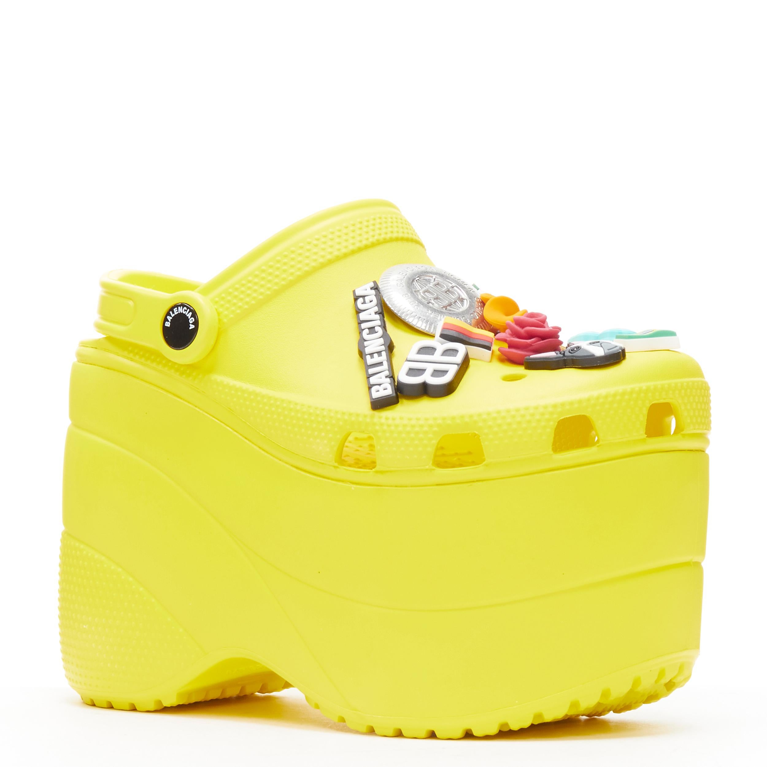 new BALENCIAGA CROCS 2018 Runway yellow logo gibbet platform sandals rare EU35 Reference: TGAS/B01585 
Brand: Balenciaga-Balenciaga 
Designer: Demna Gvasalia
Model: Platform crocs-Crocs platform yellow
Collection: Spring Summer 2018 Runway