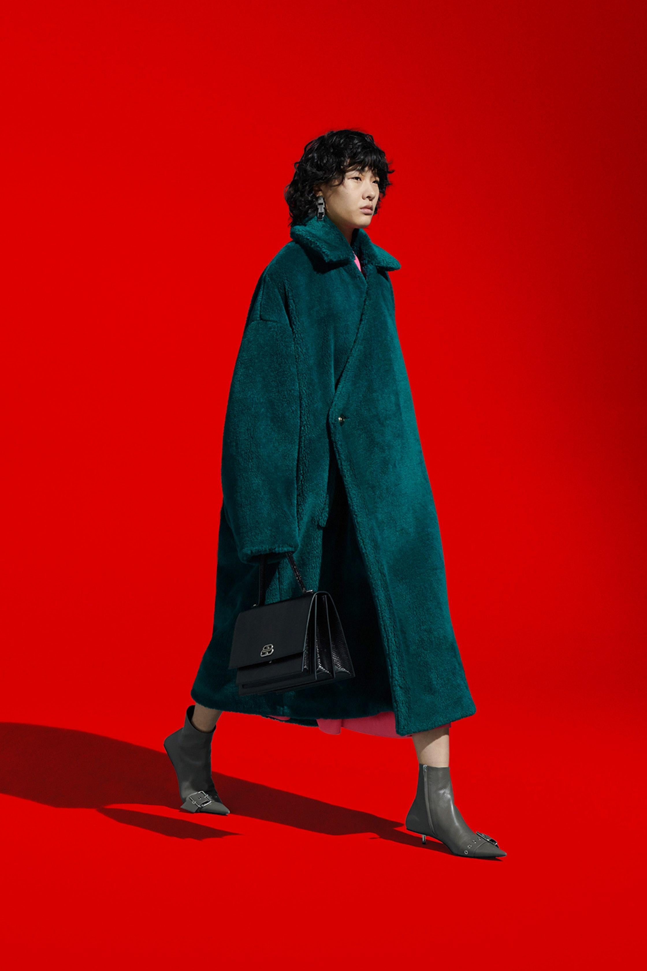 new BALENCIAGA Demna 2019 Runway green fluffy plush fur oversized coat FR36 S 
Reference: TGAS/C00461 
Brand: Balenciaga 
Designer: Demna 
Collection: Pre-Fall 2019 Runway 
Material: Polyester 
Color: Green 
Pattern: Solid 
Closure: Button 
Extra