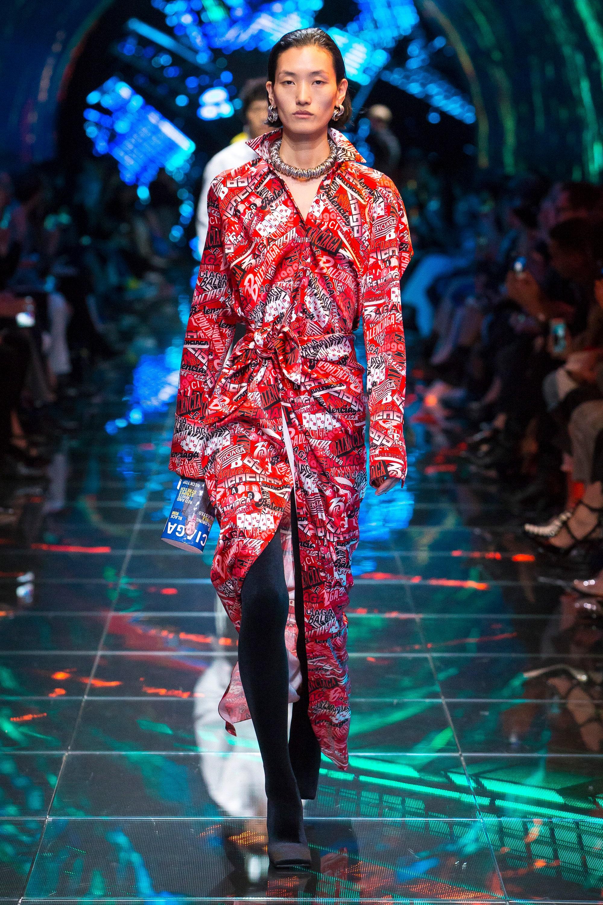 new BALENCIAGA Demna 2019 Runway red logo print wrap tie maxi skirt FR36 S 
Reference: TGAS/C00480 
Brand: Balenciaga 
Designer: Demna 
Collection: 2019 Runway 
Material: Viscose 
Color: Red 
Pattern: Abstract 
Closure: Button 
Extra Detail: Wrap