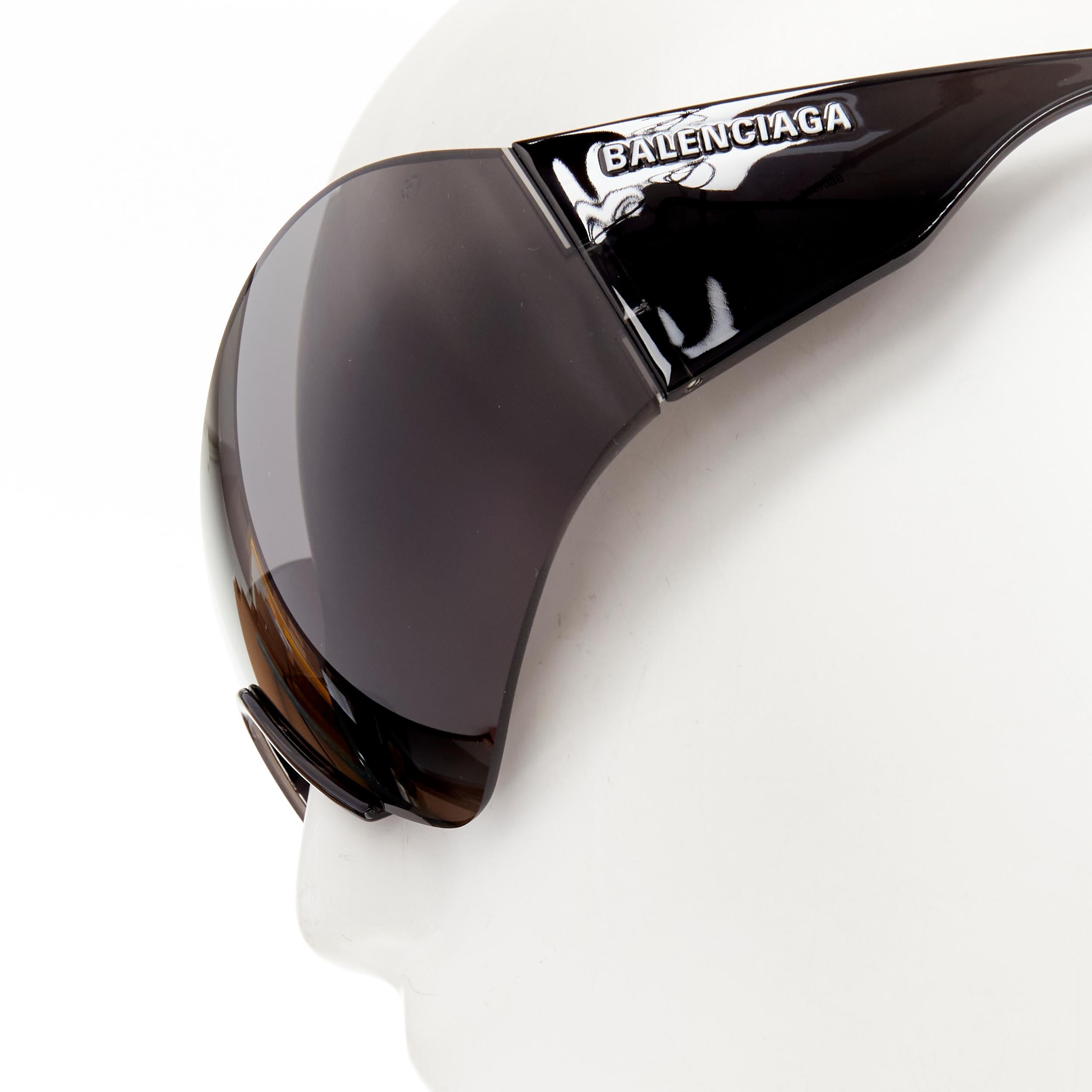 nuovi occhiali da sole BALENCIAGA DEMNA 2021 Runway Butterfly Mask shield Kim Kardashian 4
