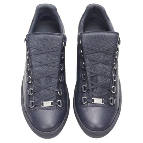 new BALENCIAGA DEMNA Arena navy blue grained leather low top sneakers EU42 US9
Reference: TGAS/C00434
Brand: Balenciaga
Designer: Demna
Model: 565558 WA2NO 4013
Material: Leather
Color: Navy
Pattern: Solid
Closure: Lace Up
Lining: Leather
Extra