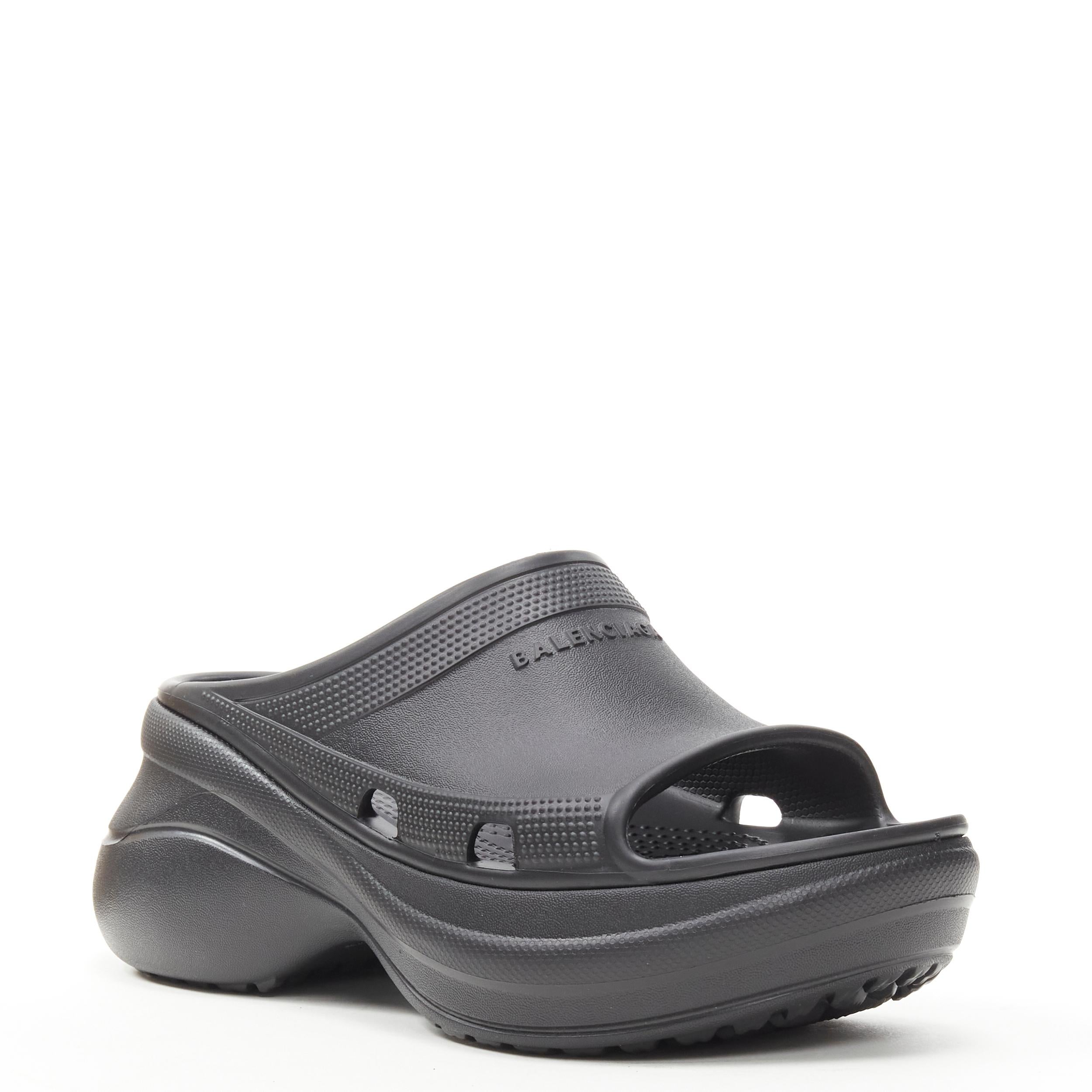 new BALENCIAGA Demna CROCS 2022 black EVA rubber platform pool slides EU38 US8 Reference: TGAS/B02223 
Brand: Balenciaga 
Designer: Demna 
Model: 2022 Crocs collaboration 
Collection: Spring Summer 2022 Runway 
Material: Rubber 
Color: Black