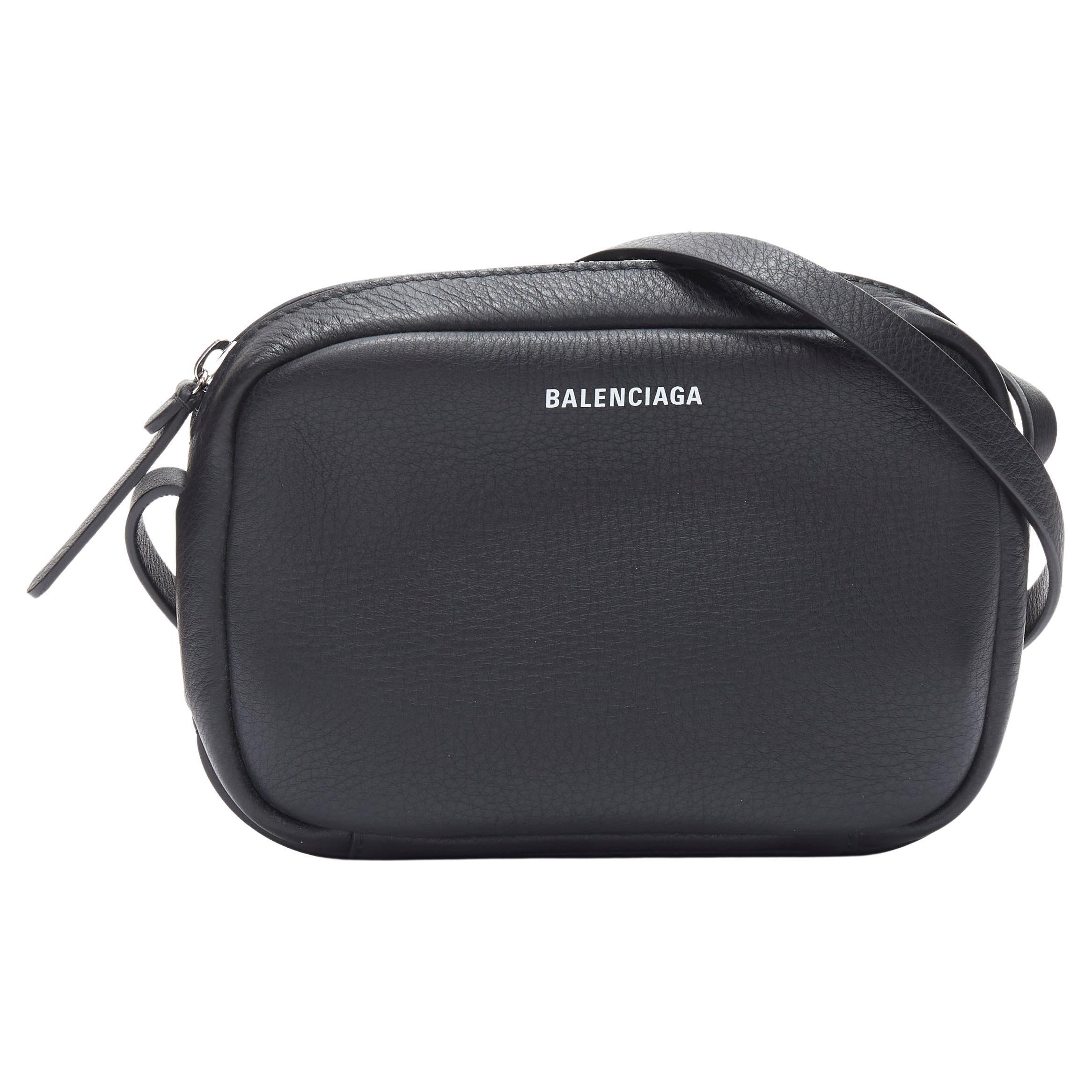 BALENCIAGA Demna Everyday Camera XS Crossbody-Tasche aus schwarzem Leder mit Logodruck
