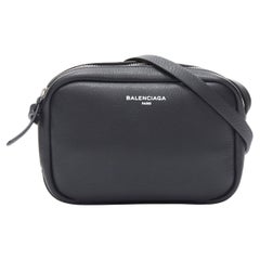 Neu BALENCIAGA Demna Everyday Camera XS Crossbody-Tasche mit schwarzem Leder-Logodruck