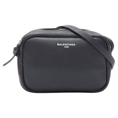 BALENCIAGA Sac à bandoulière Demna Everyday Camera XS avec logo noir et blanc, neuf