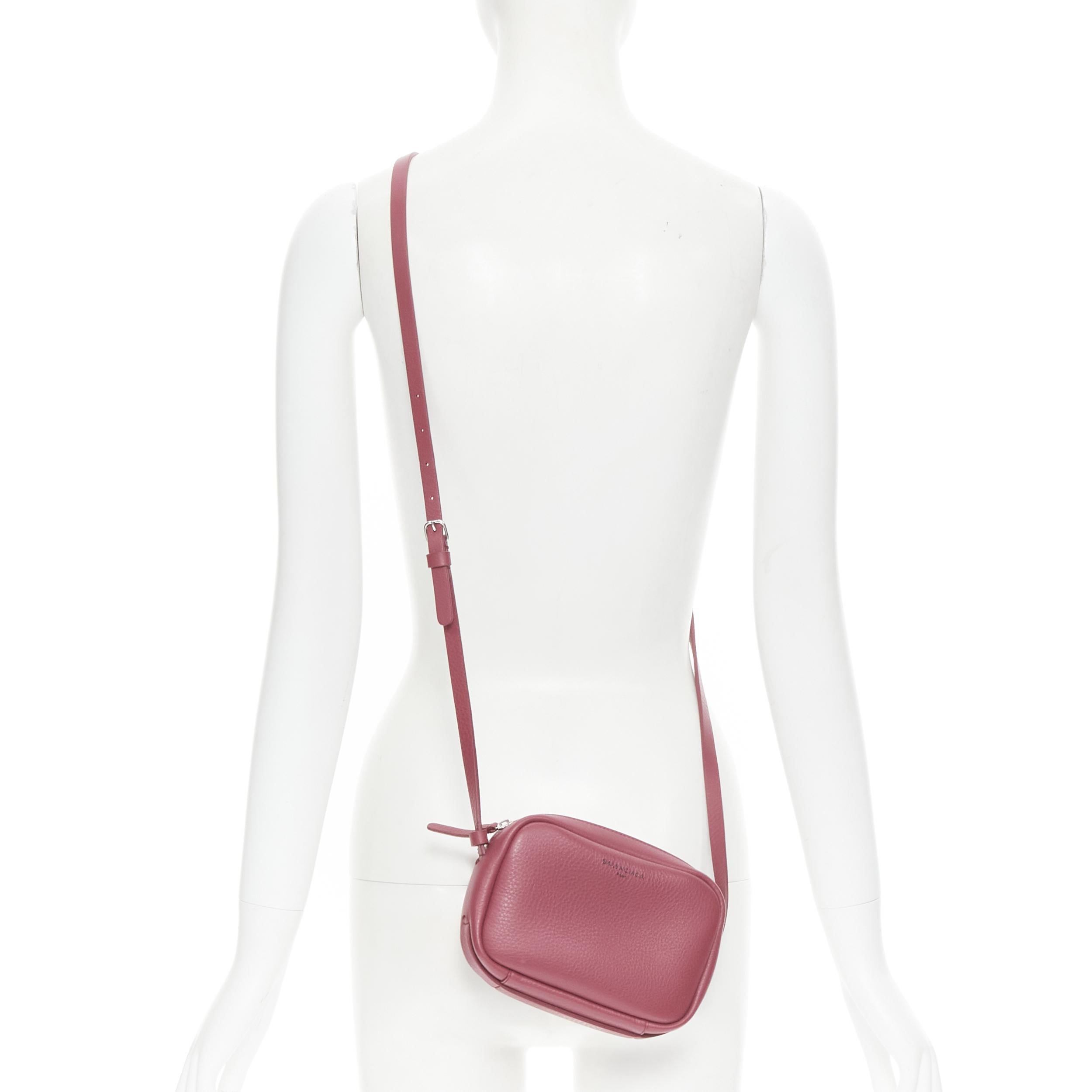 new BALENCIAGA Demna Everyday Camera XS burgundy red logo camera crossbody bag 
Reference: TGAS/B01350 
Brand: Balenciaga 
Designer: Demna Gvasalia 
Model: Everyday Camera Bag XS 
Material: Leather 
Color: Red 
Pattern: Solid 
Closure: Zip 
Extra