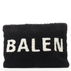 BALENCIAGA - Pochette zippée en cuir d'agneau mérinos noir et blanc imprimé logo Demna, neuve
