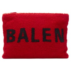 BALENCIAGA - Pochette zippée en peau d'agneau de mérinos teintée rouge et noire avec logo Demna, état neuf