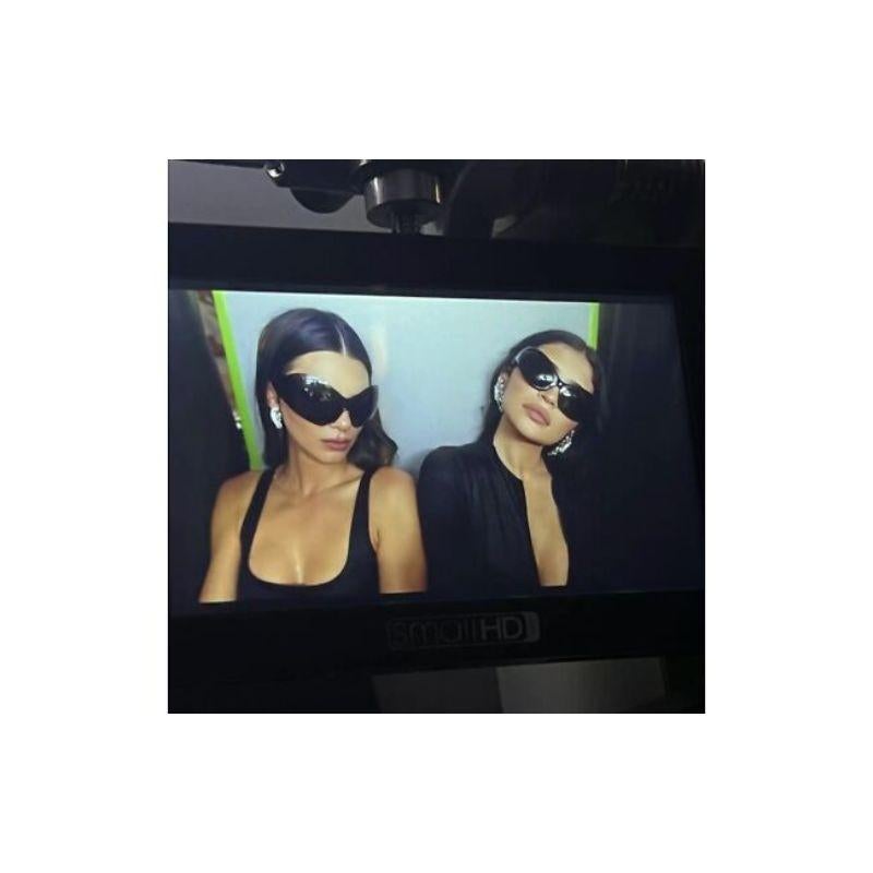 BALENCIAGA DEMNA - Lunettes de soleil noires à bouclier papillon et masque de défilé Kardashian en vente 3