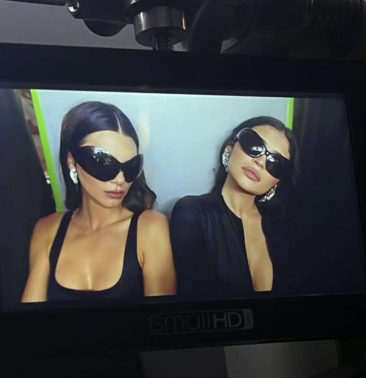 BALENCIAGA DEMNA - Lunettes de soleil noires à bouclier papillon et masque de défilé Kardashian en vente 4