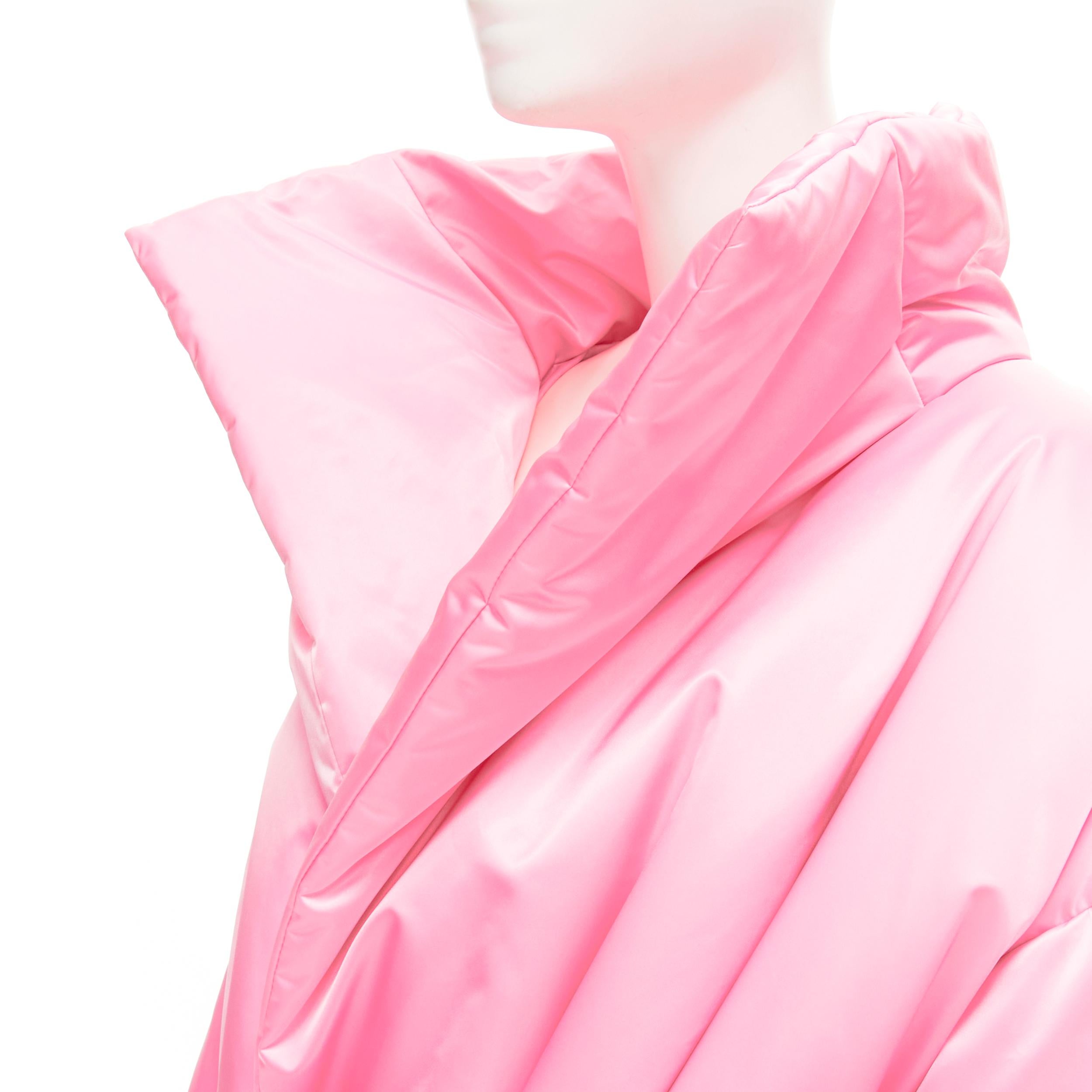 new BALENCIAGA Demna Runway pink nylon satin belted padded puffer coat robe S
Reference: TGAS/C00476
Brand: Balenciaga
Designer: Demna
Collection: 2019 Runway
As seen on: Ariana Grande
Material: Polyester
Color: Pink
Pattern: Solid
Closure: