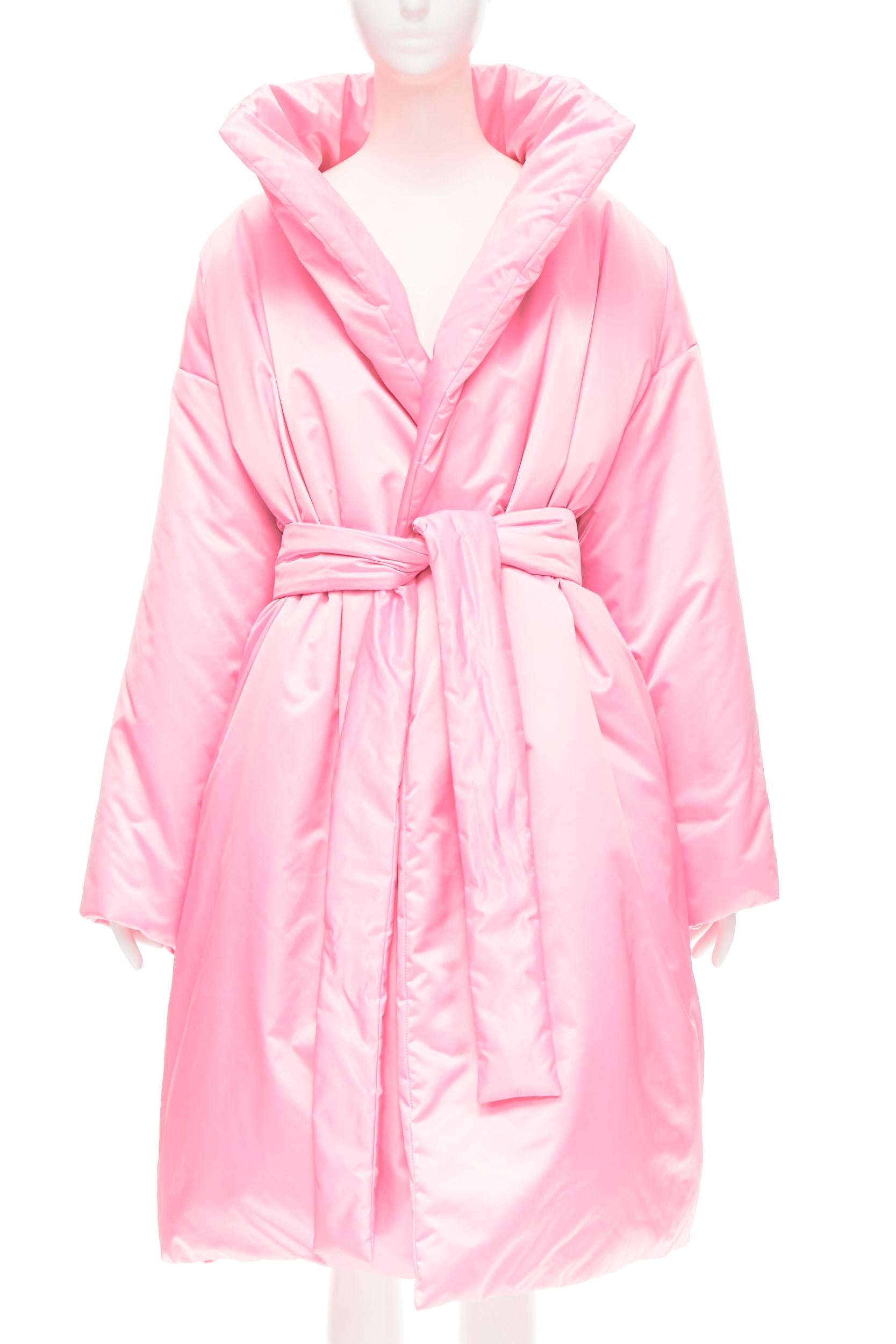 BALENCIAGA Demna - Robe manteau de défilé à ceinture en nylon et satin rose, matelassé, taille S, état neuf Neuf à Hong Kong, NT