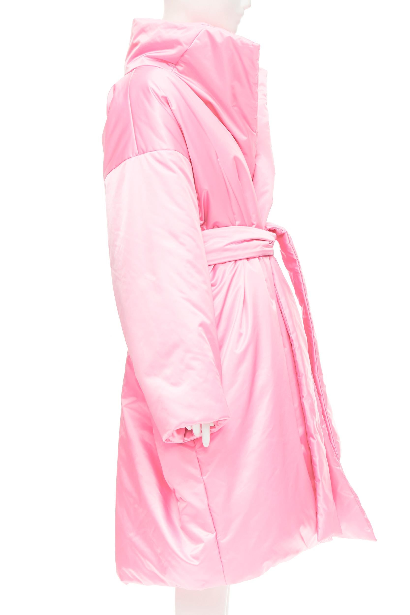  BALENCIAGA Demna - Robe manteau de défilé à ceinture en nylon et satin rose, matelassé, taille S, état neuf Pour femmes 