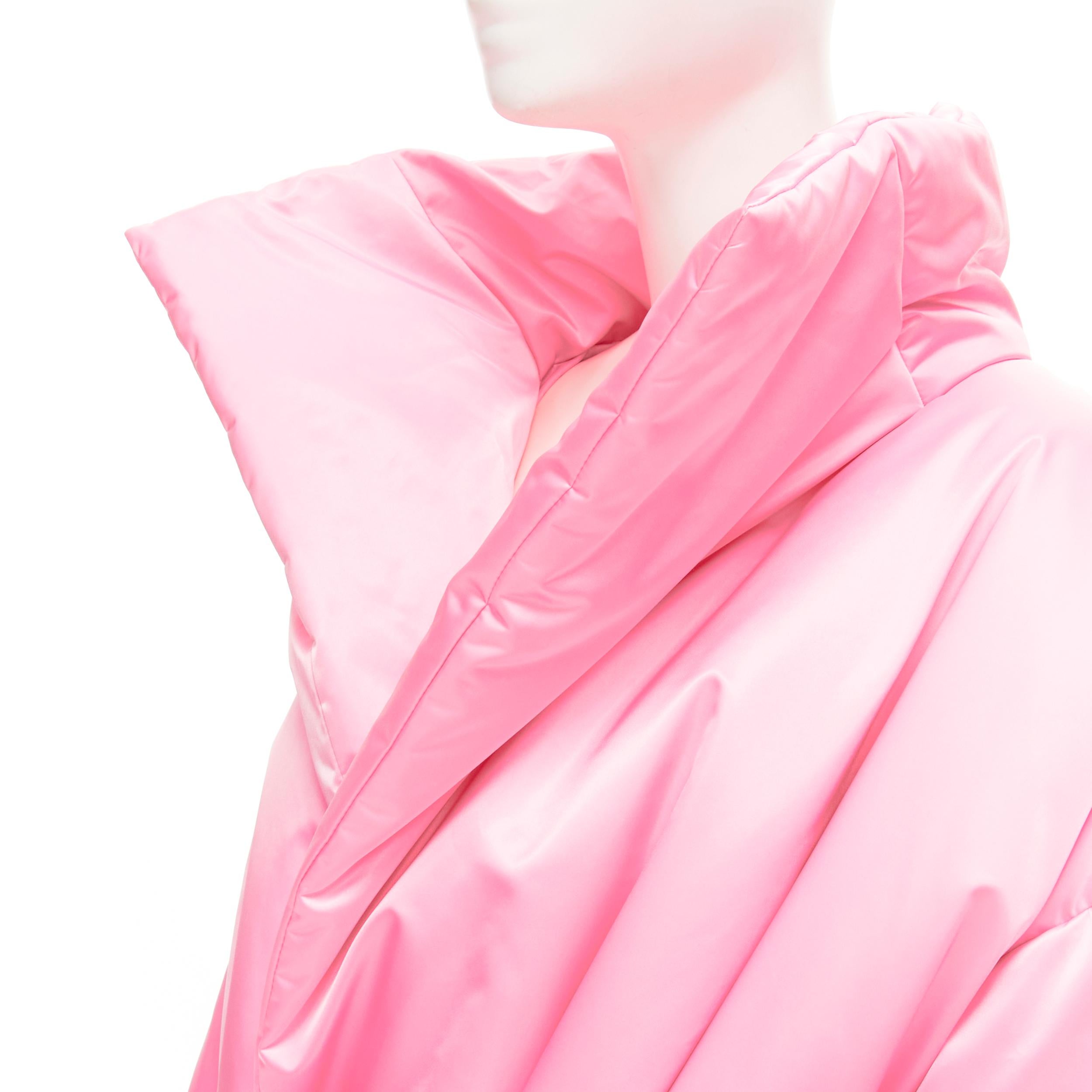 BALENCIAGA Demna - Robe manteau de défilé à ceinture en nylon et satin rose, matelassé, taille S, état neuf 3