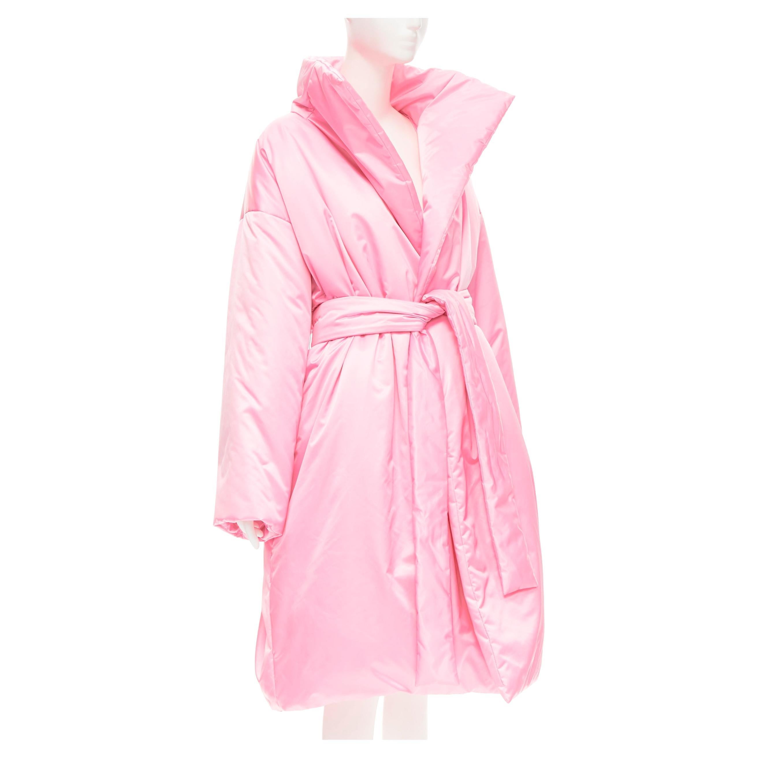 BALENCIAGA Demna - Robe manteau de défilé à ceinture en nylon et satin rose, matelassé, taille S, état neuf
