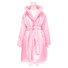 BALENCIAGA Demna - Robe manteau de défilé à ceinture en nylon et satin rose, matelassé, taille S, état neuf