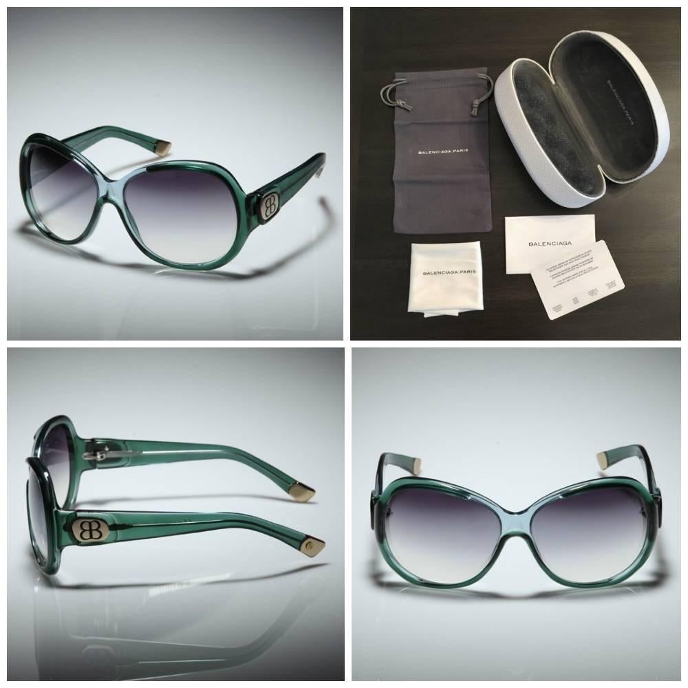 Balenciaga Sunglasses
Brand New
* Stunning Slightly Mirrored Lenses
* Light & Dark Emerald Frames
* Frame Width 6.5”
* Frame Height 2.25”
* BB Gold Details on Temples
* Made in Italy
* 100% UVA/UVB Protection
* Comes with Balenciaga Hard Case, Soft