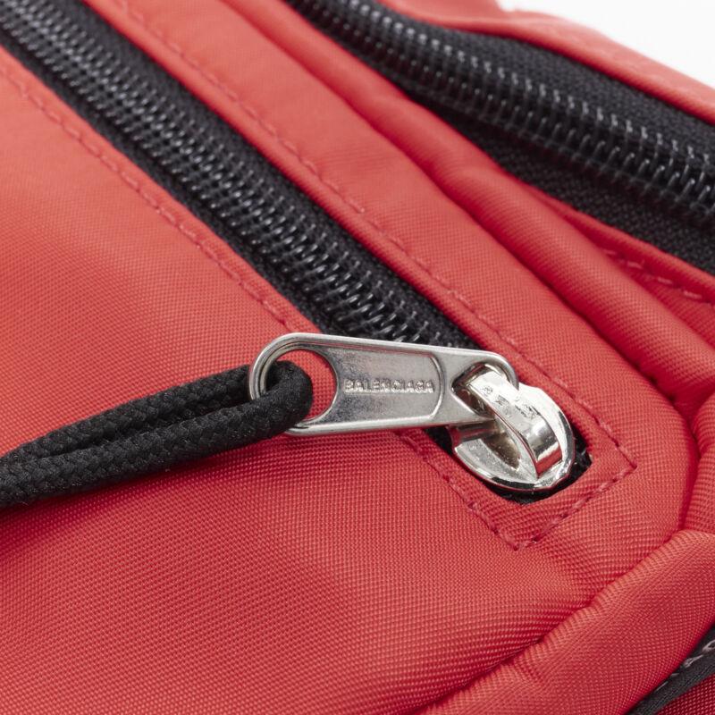 BALENCIAGA Nouveau sac à bandoulière Explorer Double Pack Sharp WFP rouge et blanc à la taille en vente 5
