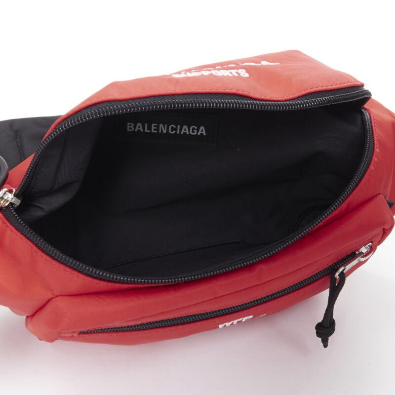 BALENCIAGA Explorer Double Pack Sharp WFP rot-weiße Crossbody-Tasche im Angebot 7