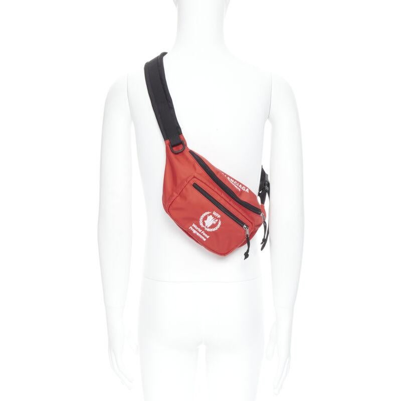 BALENCIAGA Explorer Double Pack Sharp WFP rot-weiße Crossbody-Tasche
Marke: Balenciaga
Designer: Demna
Modell: Doppelpack scharf rot
Collection'S: Welternährungsprogramm 
MATERIAL: Nylon
Farbe: Rot
Muster: Solide
Extra Detail: Doppelter