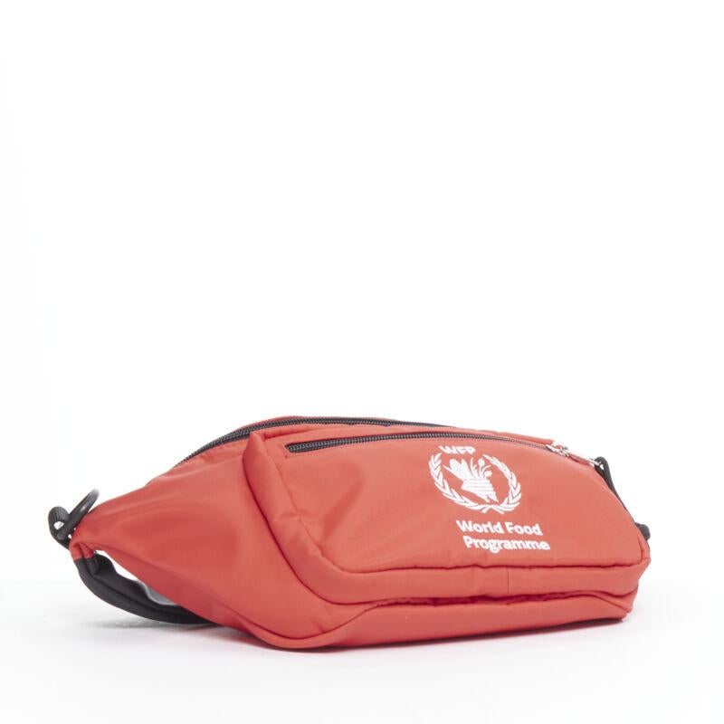 BALENCIAGA Nouveau sac à bandoulière Explorer Double Pack Sharp WFP rouge et blanc à la taille Pour hommes en vente