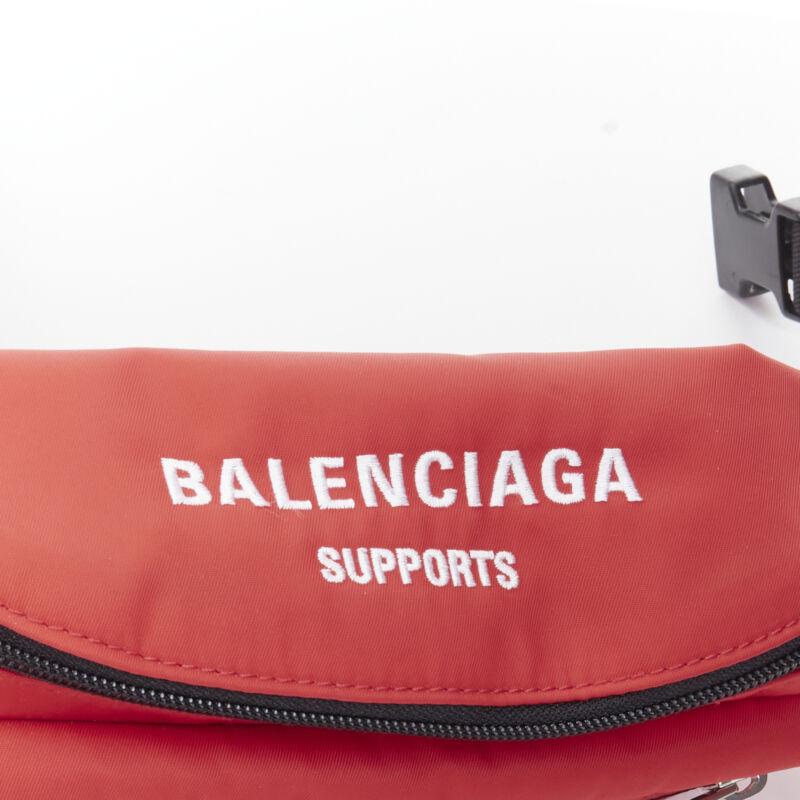 BALENCIAGA Nouveau sac à bandoulière Explorer Double Pack Sharp WFP rouge et blanc à la taille en vente 1