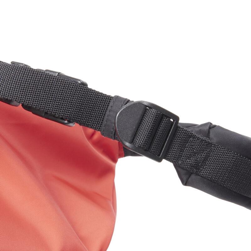 BALENCIAGA Explorer Double Pack Sharp WFP rot-weiße Crossbody-Tasche im Angebot 4