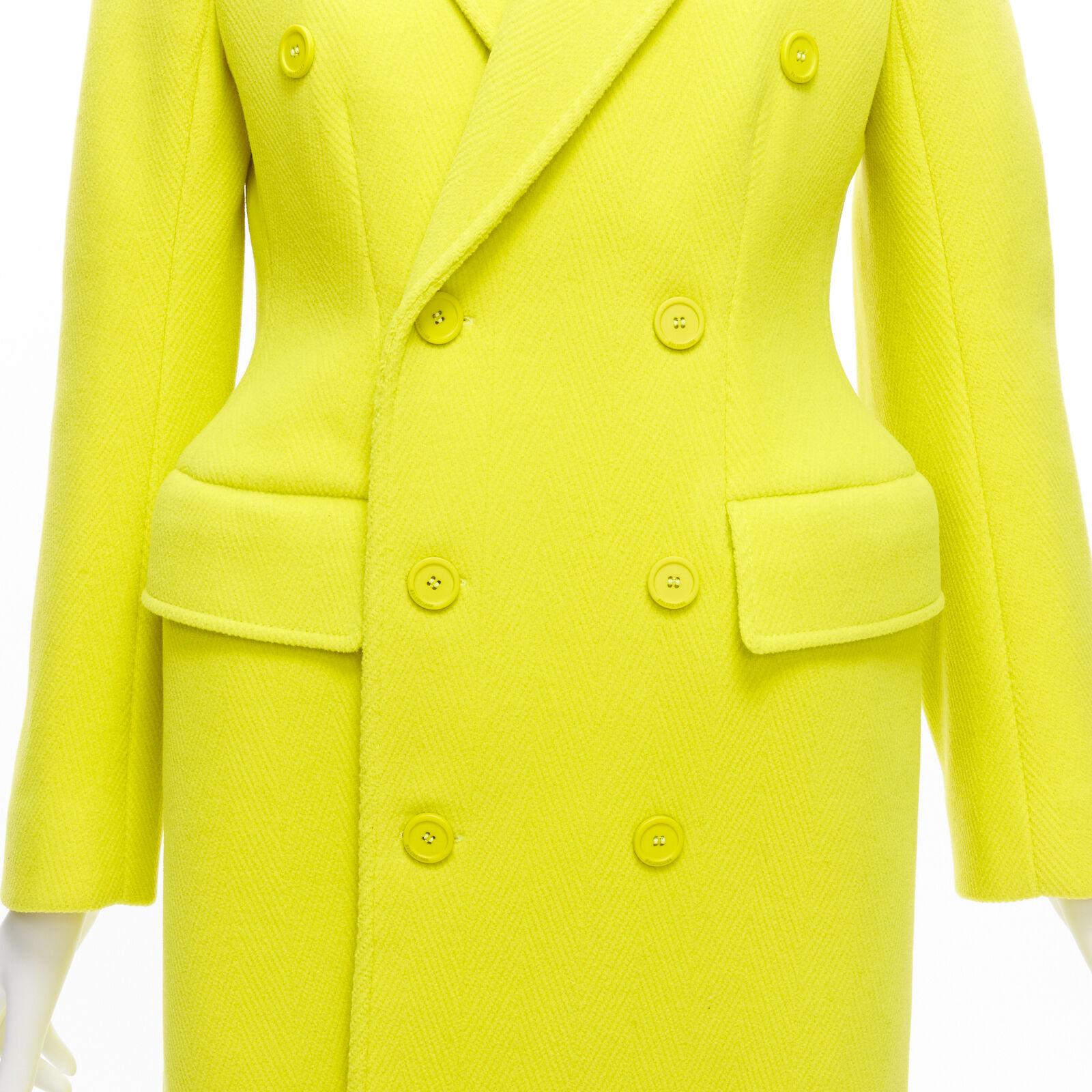 new BALENCIAGA Hourglass bright yellow wool double breasted peplum coat FR34 XS
Reference: TGAS/D00586
Brand: Balenciaga
Designer: Demna
Model: Hourglass
Collection: 2019
Material: Virgin Wool, Polyamide
Color: Neon Green
Pattern: Solid
Closure: