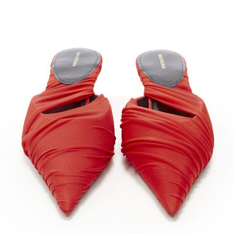 new BALENCIAGA Knife Drape Knit red fine jersey wrapped kitten heel mule EU37
Reference: TGAS/A04893
Brand: Balenciaga
Designer: Demna
Model: Knife Drape Mule
Material: Fabric
Color: Red
Pattern: Solid
Closure: Slip On
Extra Details: Red fine jersey