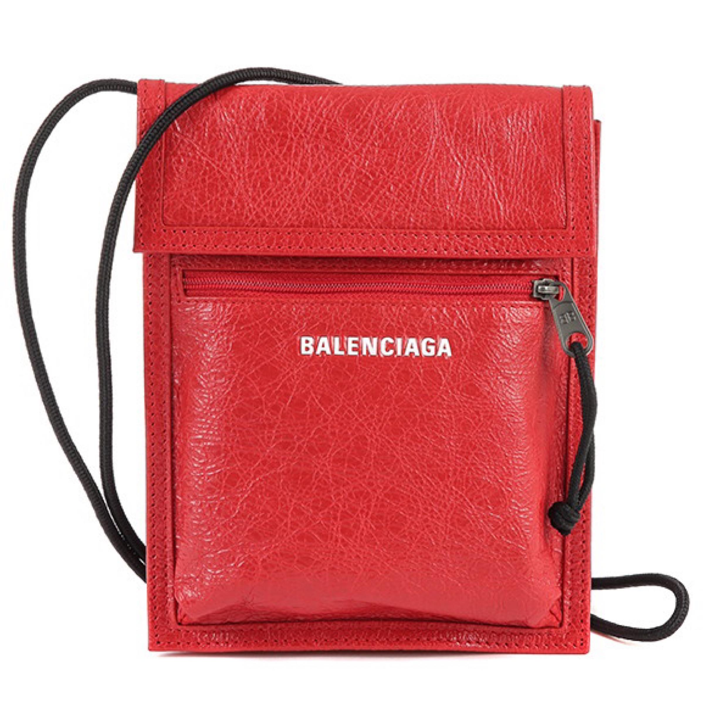 New Balenciaga Red Explorer Cracked Leather Pouch Crossbody Bag

Authenticity Guaranteed

DETAILS
Brand: Balenciaga
Condition: Brand new
Gender: Unisex
Category: Crossbody bag
Color: Red
Material: Leather
Front logo print
Flap closure
Adjustable