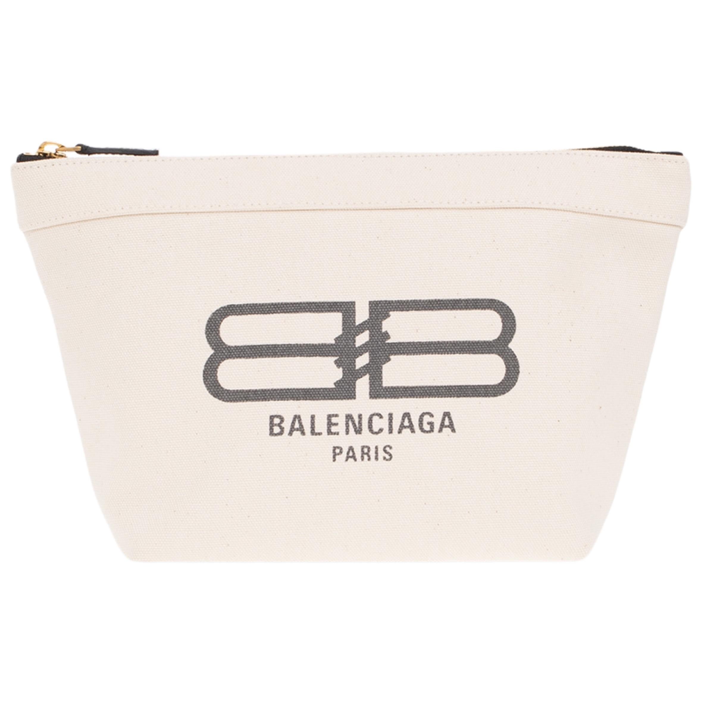 New Balenciaga White BB Logo Print Small Jumbo Canvas Clutch Pouch Bag

Authenticity Guaranteed

DETAILS
Brand: Balenciaga
Condition: Brand new
Gender: Unisex
Category: Pouch
Color: White 
Material: Canvas
Front logo print
Gold-tone hardware
Top zip