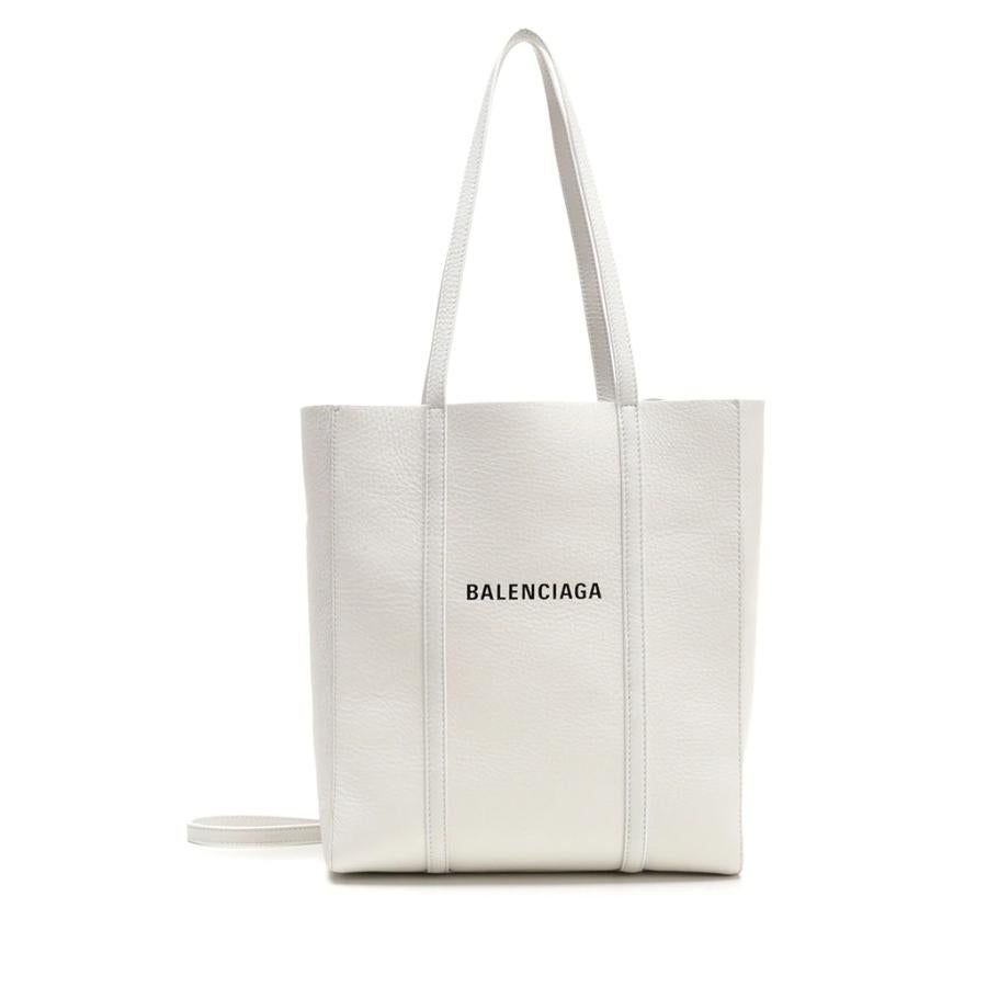 New Balenciaga White Everyday XS Tote Shoulder Bag

Authenticity Guaranteed

DETAILS
Brand: Balenciaga
Gender: Women
Category: Tote bag
Condition: Brand new
Color: White
Material: Leather
Printed Balenciaga logo
Silver-tone hardware
Adjustable and