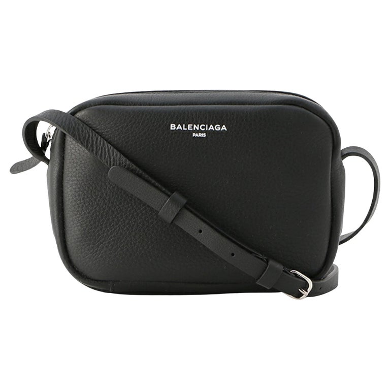 NEU Balenciaga Damen Schwarz Leder XS Everyday Crossbody Umhängetasche  Kameratasche im Angebot bei 1stDibs