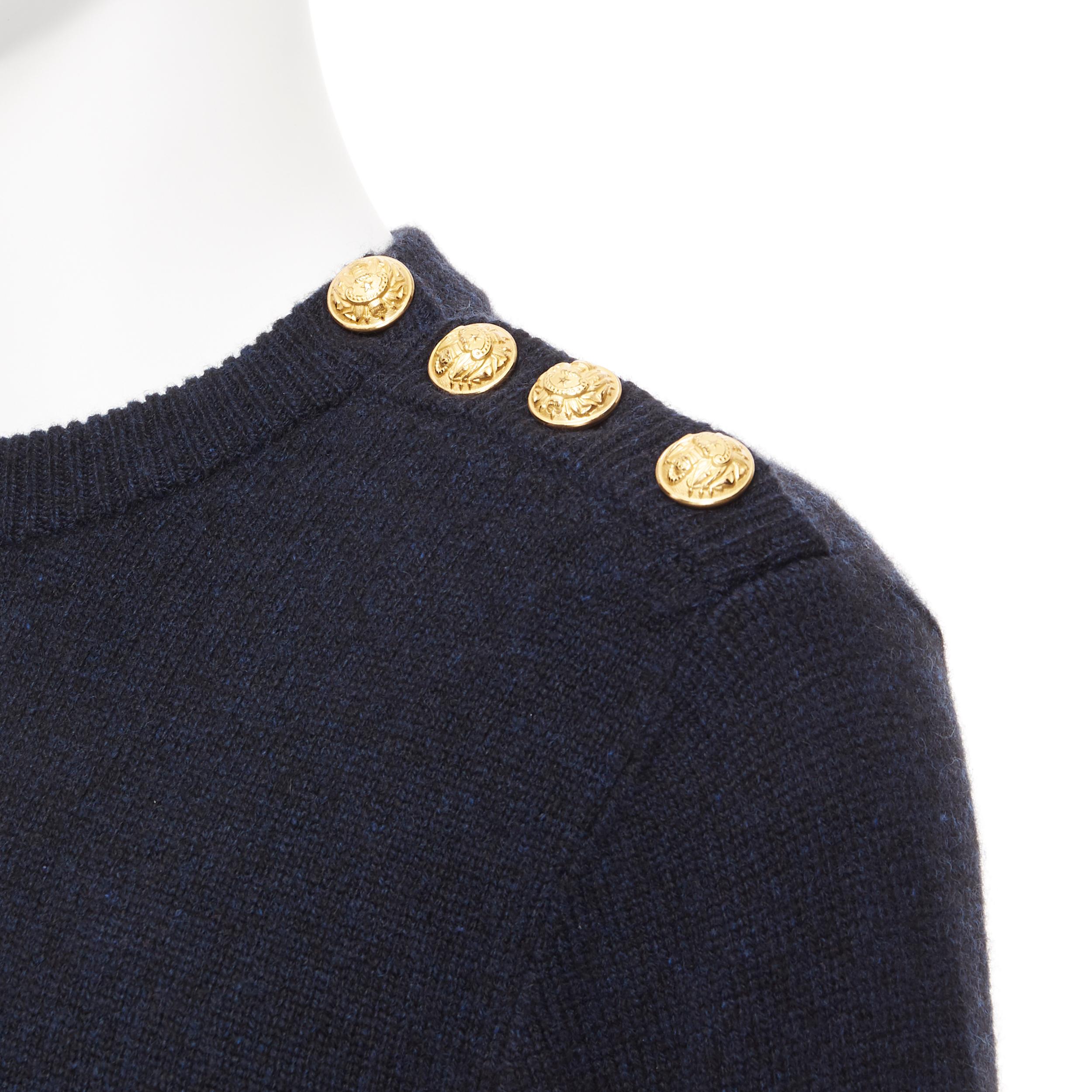 nuevo BALMAIN 100% cachemira azul rojo raya oro militar botón suéter de punto S
Marca: Balmain
Diseñador: Olivier Rousteing
Nombre del modelo / Estilo: Jersey de cachemira
Material: Cachemira
Color: Azul marino, rojo
Patrón: A rayas
Detalle extra: