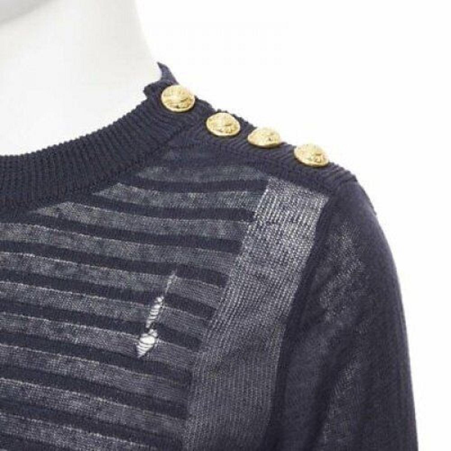 new BALMAIN 100% linen navy stripe gold military button distressed sweater XS
Reference: TGAS/A05562
Brand: Balmain
Designer: Olivier Rousteing
Model: Distressed sweater
Material: Linen
Color: Black
Pattern: Striped
Extra Details: BALMAIN style