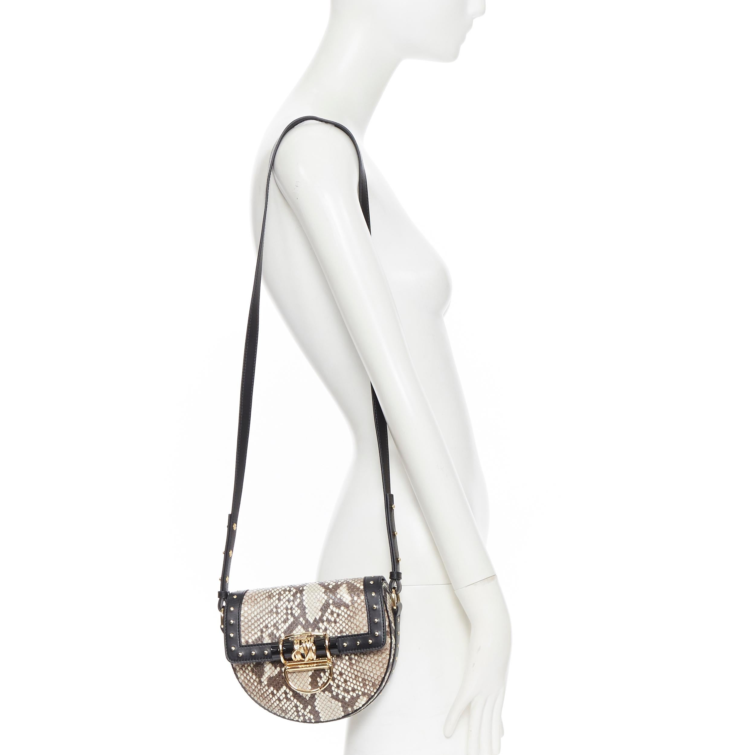 nuova borsa a tracolla BALMAIN 44-18 in pelle scamosciata marrone con borchie dorate
Marchio: Balmain
Designer: Olivier Rousteing
Nome del modello / Stile: 44-18
Materiale: Pelle
Colore: marrone
Modello: Tinta unita
Chiusura: fibbia
Dettaglio extra: