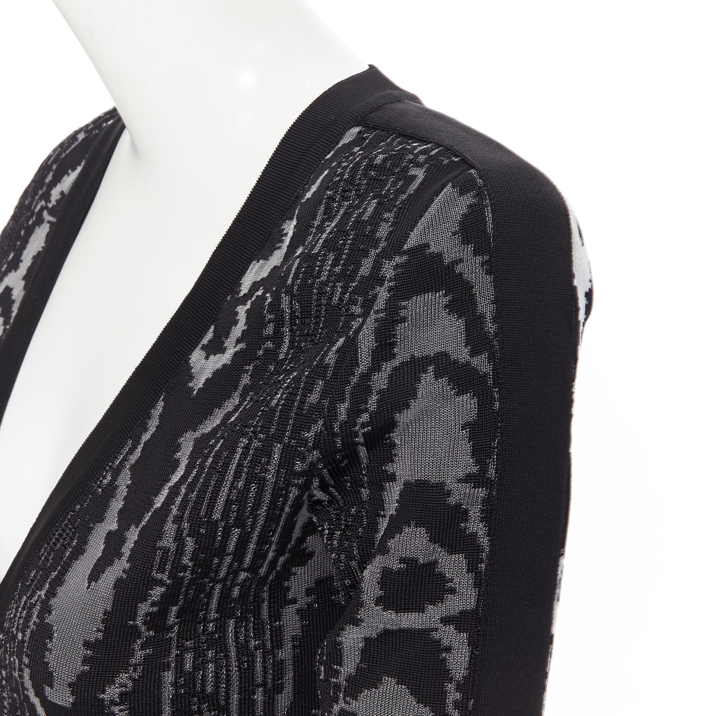 new BALMAIN black abstract jacquard V-neck shoulder padded bodycon dress FR36 XS
Brand: Balmain
Designer: Olivier Rousteing
Model Name / Style: Bodycon dress
Material: Viscose blend
Color: Black
Pattern: Abstract
Closure: Zip
Extra Detail: BALMAIN