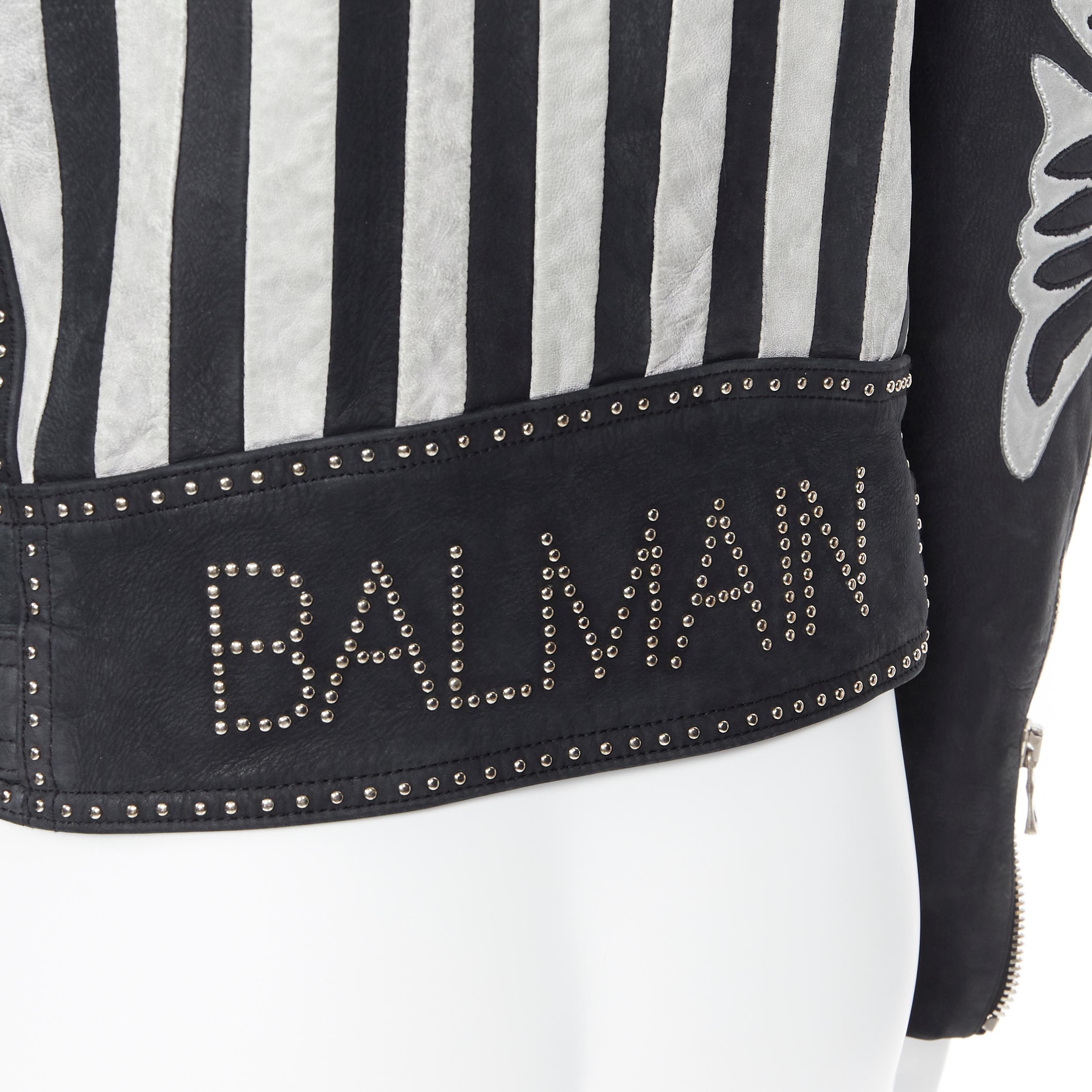 new BALMAIN black distressed leather American Flag studded biker jacket EU48 M
Brand: Balmain
Designer: Olivier Rousteing
Model Name / Style: Leather biker
Material: Leather
Color: Black
Pattern: Abstract
Closure: Zip
Extra Detail: BALMAIN style