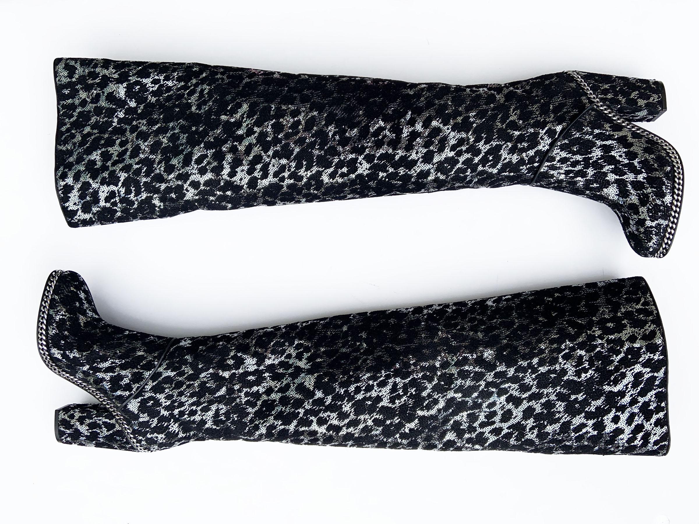 Balmain, das für seinen raffinierten Pariser Stil und seine richtungsweisenden Designs bewundert wird, steht seit seiner Gründung im Jahr 1945 im Zentrum der Luxusmode. Der Trend setzt sich mit diesen schwarz-silbernen Overknee-Stiefeln mit