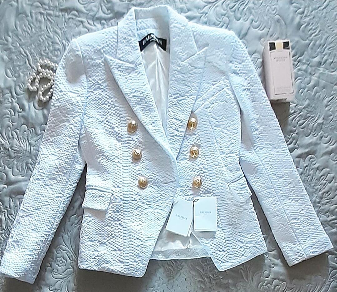 BALMAIN
White Jacket

V- neck

Long sleeves
 

 Content: Polyamide 


Size FR 38 or US 6



Made in France

Brand new! with tags

 100% authentic guarantee 

       PLEASE VISIT OUR STORE FOR MORE GREAT ITEMS 
(OS)