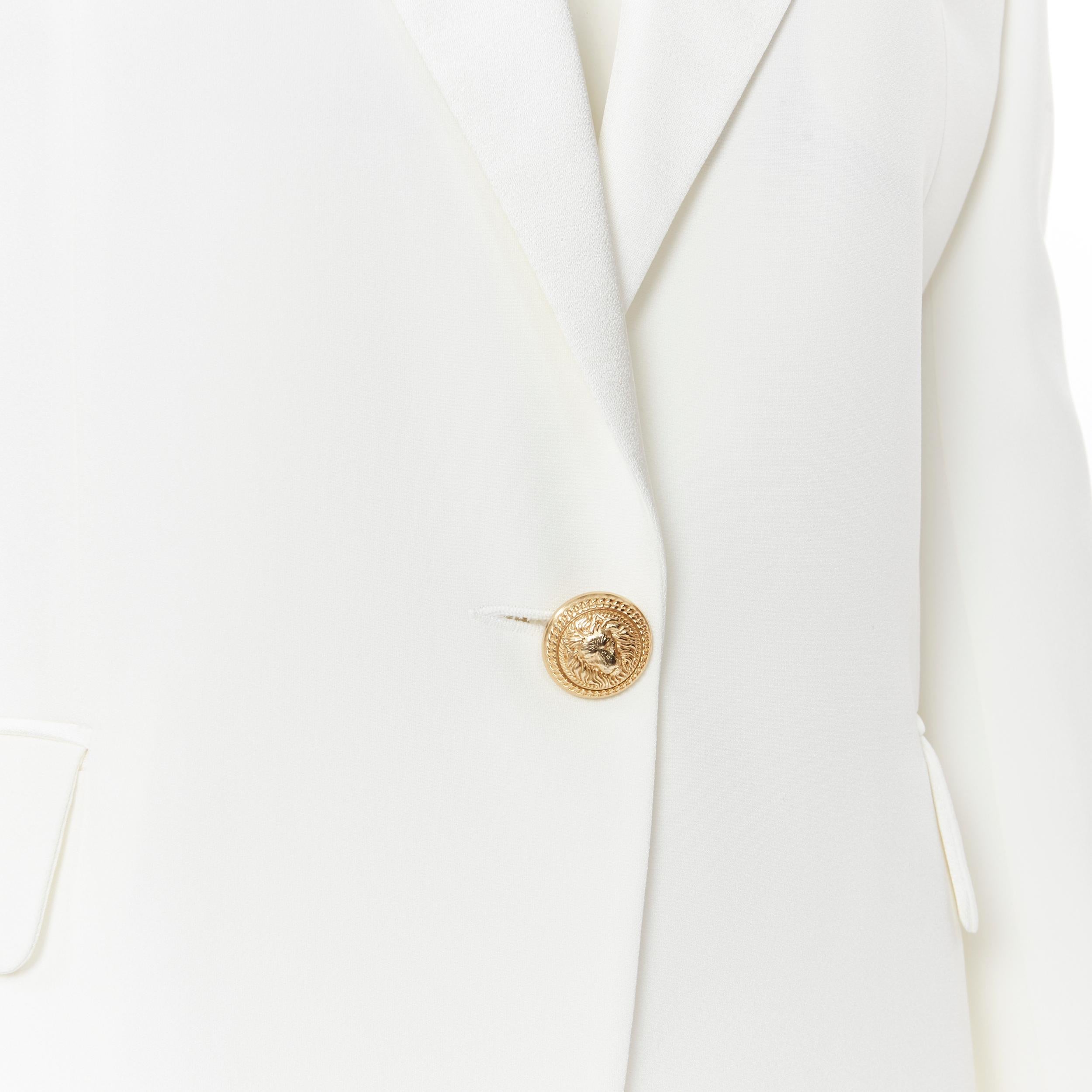 new BALMAIN white viscose military peak satin lapel military blazer jacket FR40
Brand: Balmain
Designer: Olivier Rousteing
Model Name / Style: Tuxedo jacket
Material: Viscose
Color: White
Pattern: Solid
Closure: Button
Extra Detail: BALMAIN style