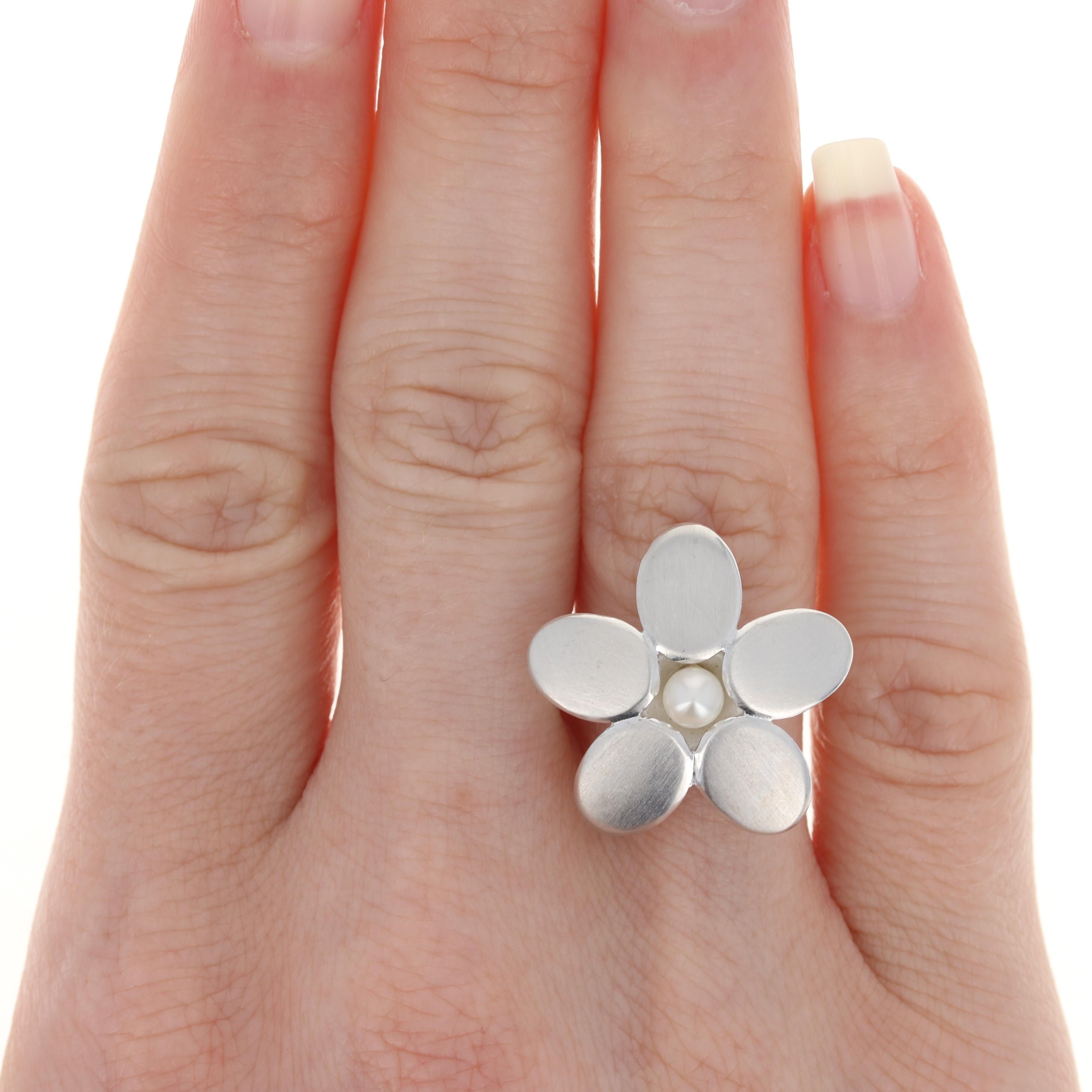This ring retails at $135
This ring is a size 7 1/2. Please contact for additional sizing options.
Metal Content: Sterling Silver
Finish:Satin - Brushed
Stone: Freshwater Pearl
Face Height (north to south): 7/8