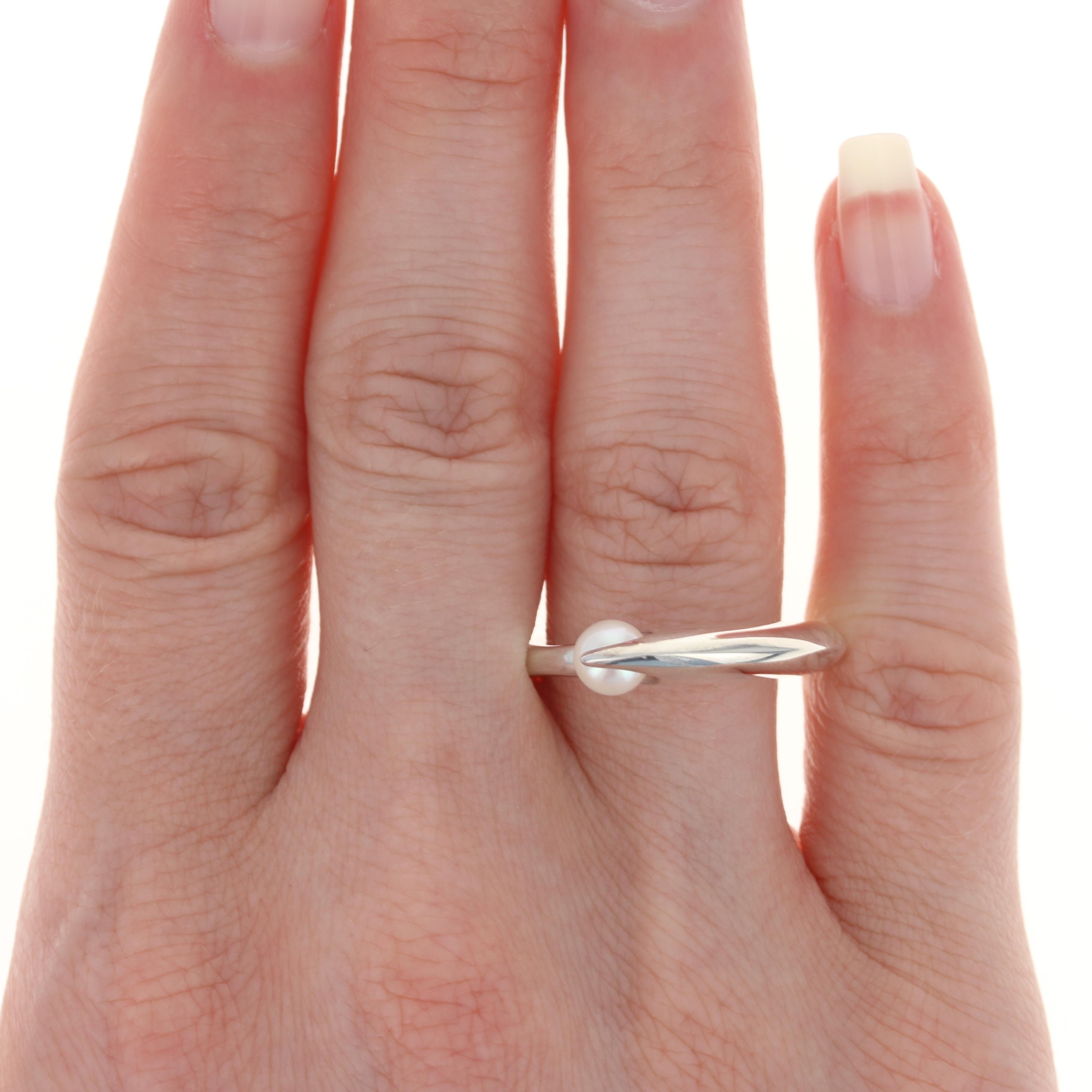 Cette bague est vendue à 200 $ 

Cette bague est une taille 7 1/2. Veuillez nous contacter pour d'autres tailles.

Contenu métallique : Argent sterling
Finition : Polie

Informations sur les pierres :
Perle d'eau douce -  

Hauteur de la face (du