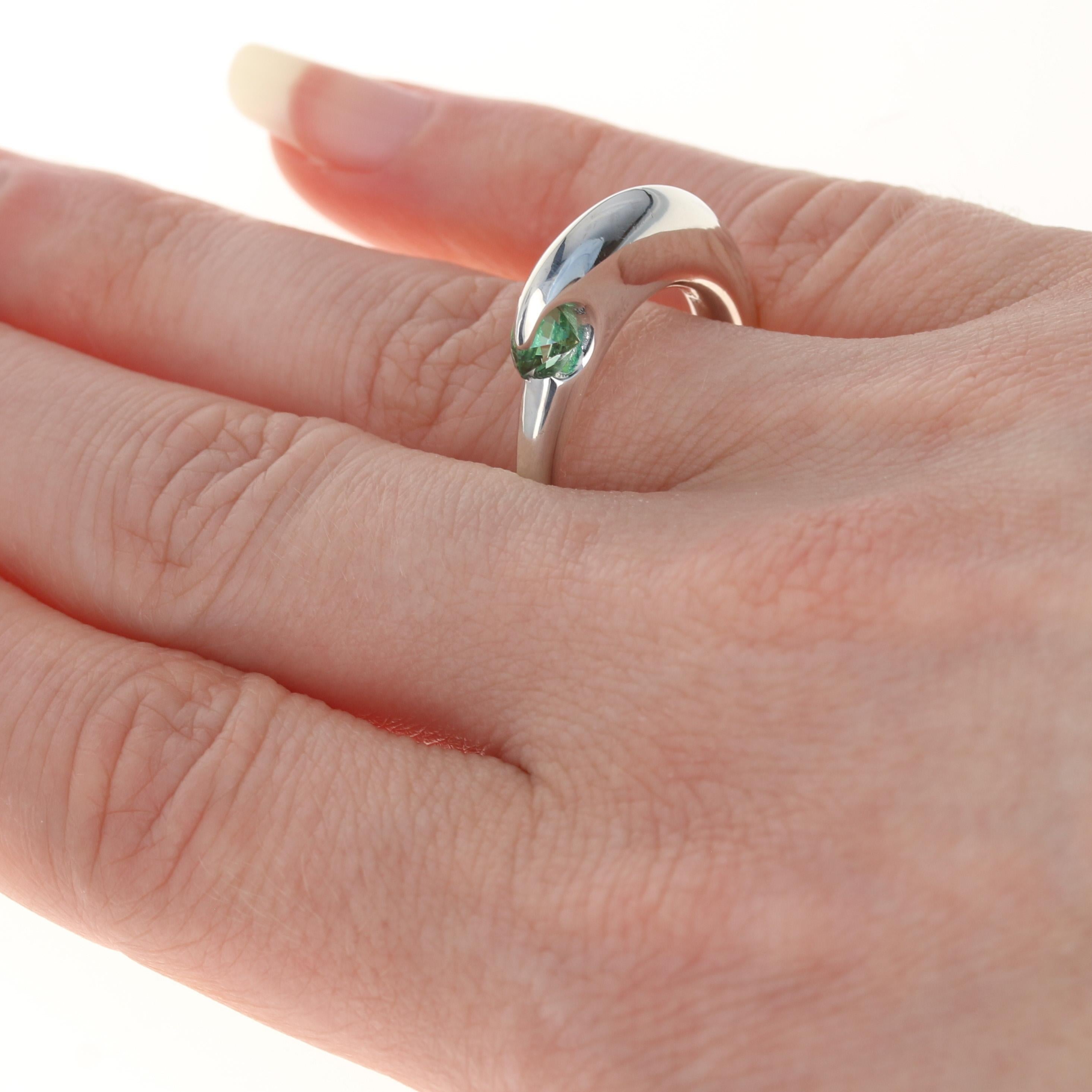 Dieser Ring kostet $200

Dieser Ring ist eine Größe 7 3/4. 

Metallgehalt: Sterling Silber
Ausführung: Poliert

Informationen zum Stein:
Echter Topas - 
Behandlung: Beschichtet
Farbe: Grün
Schnitt: Rund  

Höhe der Oberfläche (von Norden nach