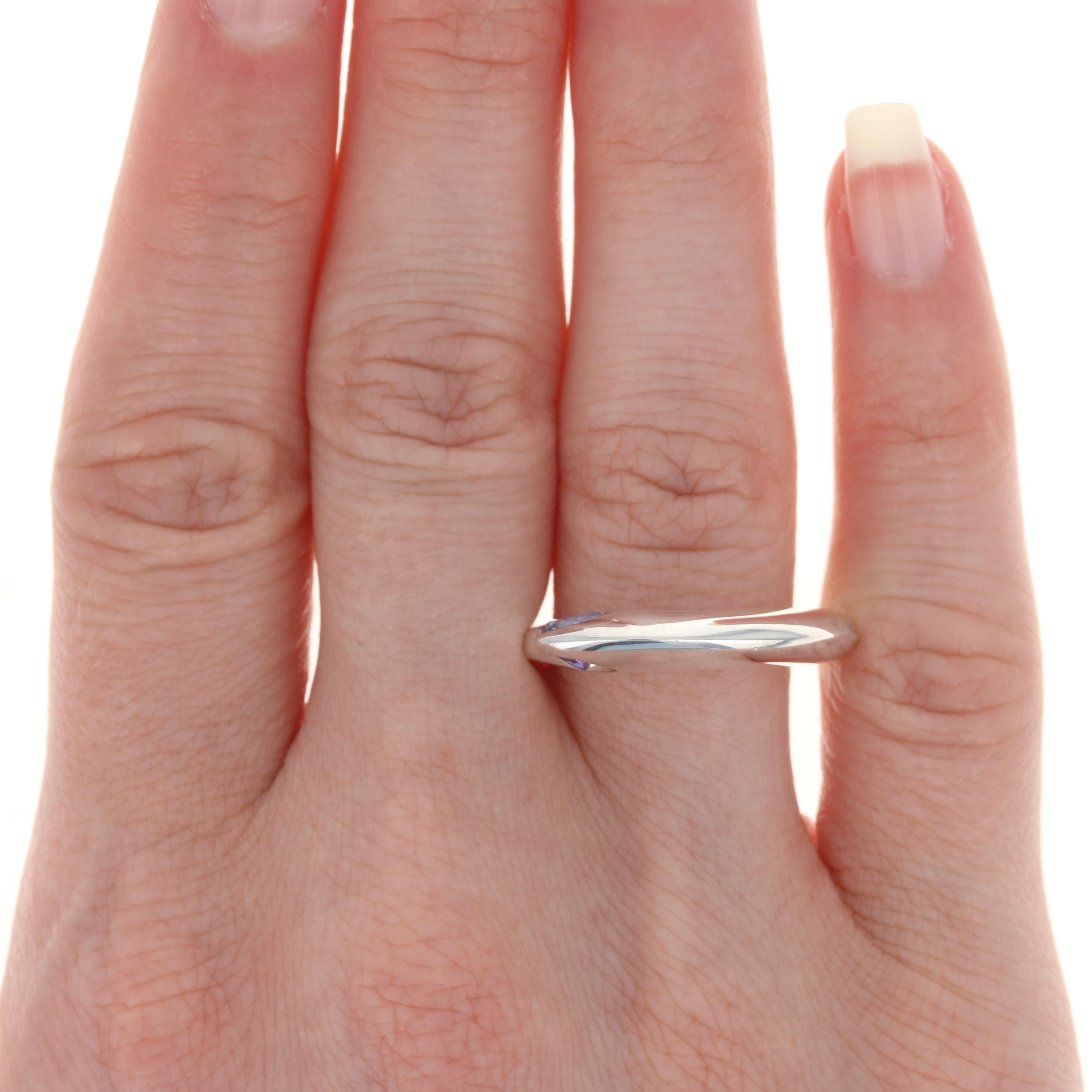 Dieser Ring kostet $200 

Dieser Ring ist eine Größe 7 1/2 - 7 3/4. Bitte kontaktieren Sie uns für weitere Größenoptionen.

Metallgehalt: Sterling Silber
Ausführung: Poliert
 
Informationen zum Stein:
Echter Topas - 
Behandlung: Cotaing
Farbe: