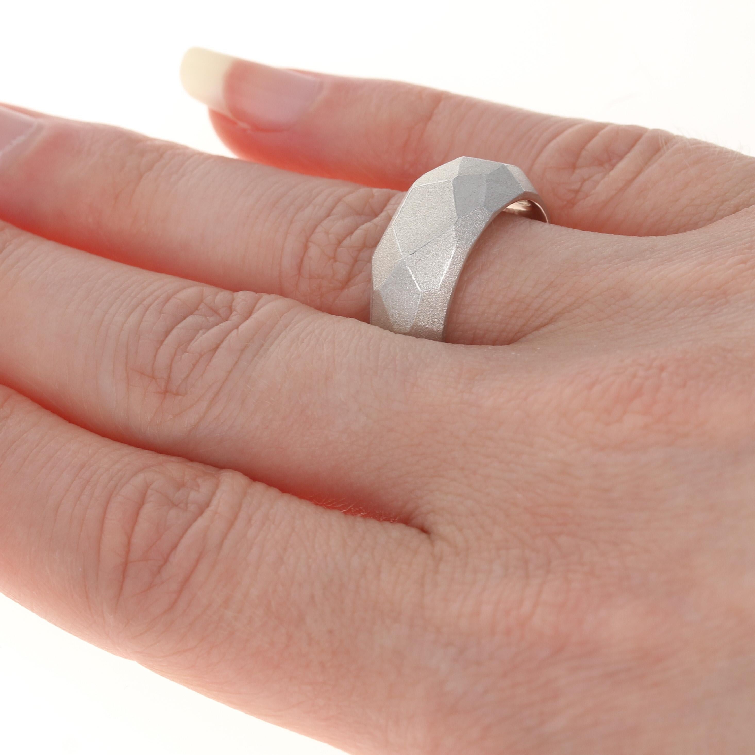 Donna Anello Bastian Inverun in argento sterling spazzolato con cupola sfaccettata in vendita